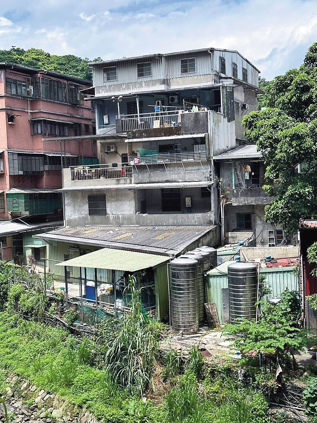 黃國昌汐止老家（圖）遭踢爆侵占國有地，恐涉竊占罪，待司法單位查明真相。（翻攝新北市議員張錦豪臉書）