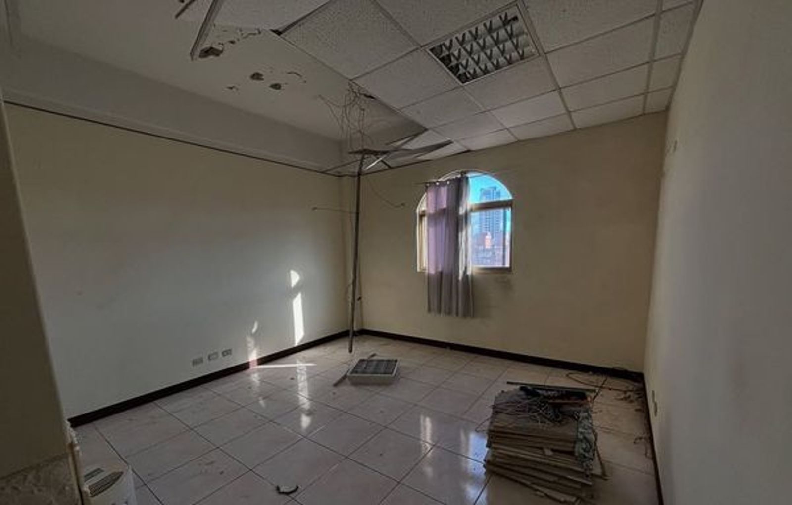 陳緗妮公布房屋輕隔間掉下的狀況。(翻攝臉書)