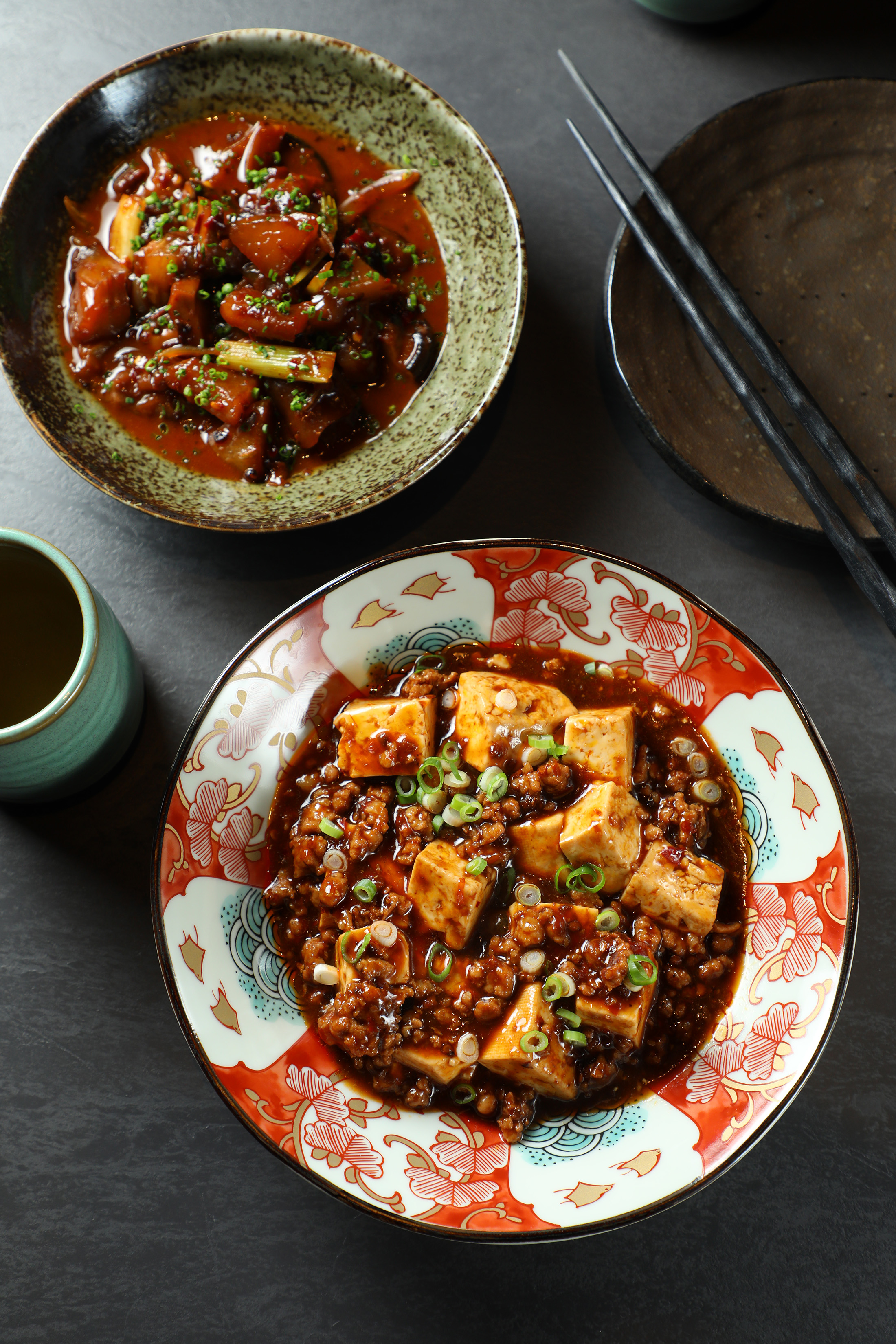 人氣餐點「麻婆豆腐」(前,320元/份)與老派下酒菜「辣味噌牛筋」(後,360元/份)都是Richie在日本旅行時記憶深刻的菜餚。