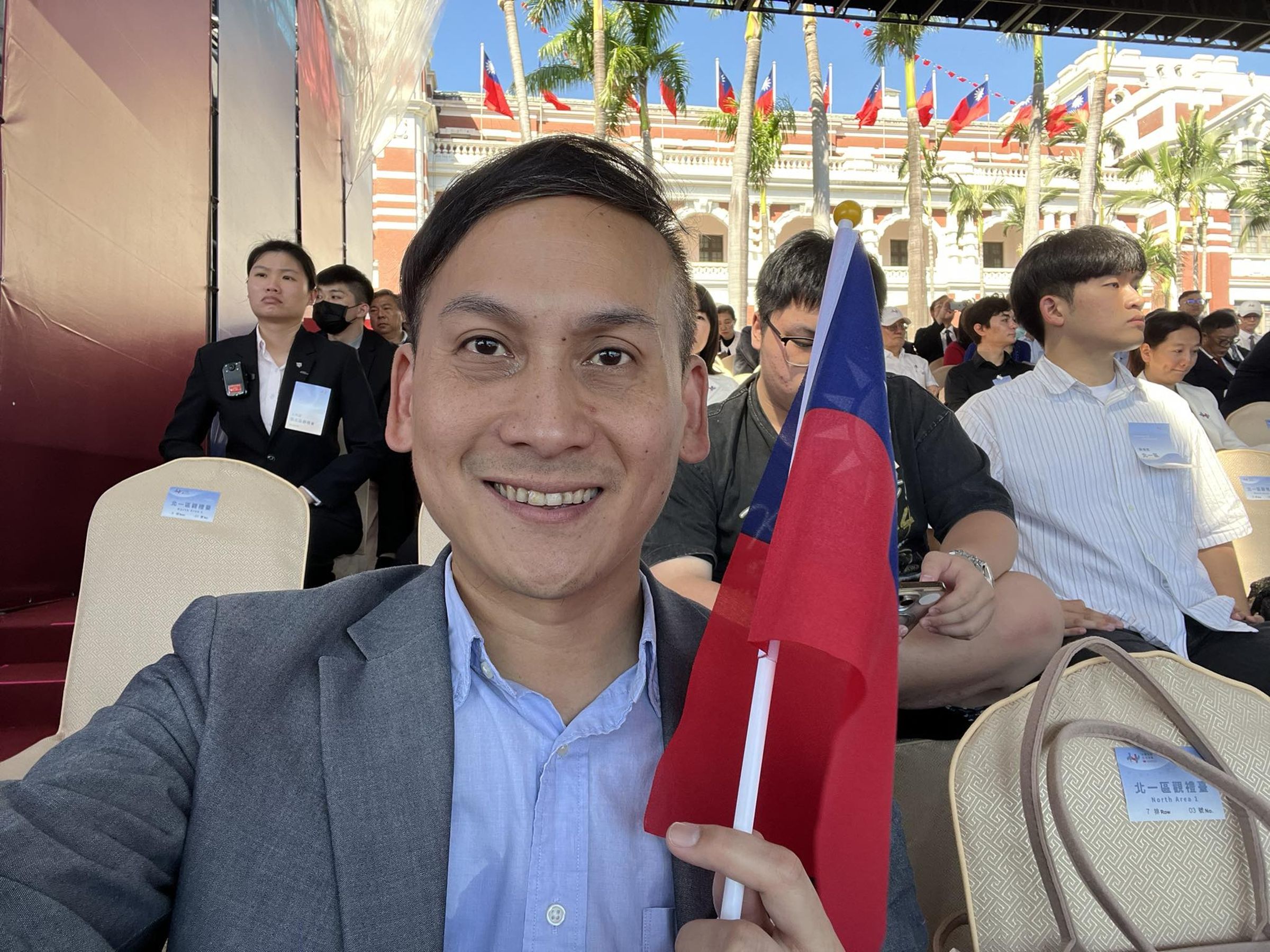 從葉元之曝光的自拍照可見並未與其他藍委坐在一起。(翻攝自臉書@葉元之)