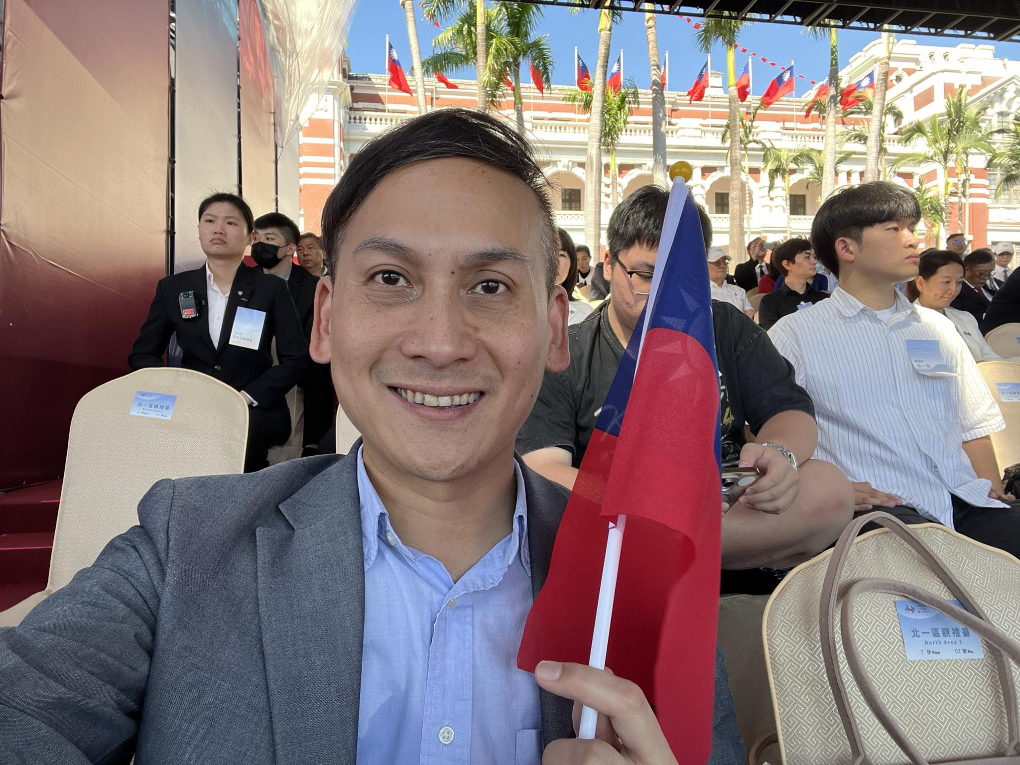 從葉元之曝光的自拍照可見並未與其他藍委坐在一起。（翻攝自臉書@葉元之）