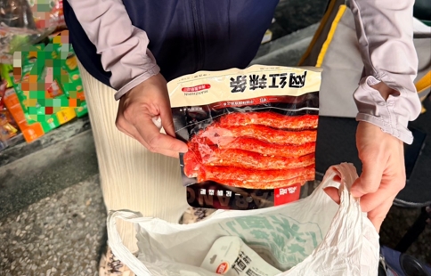 國小周邊竟有攤販賣中國零食「沒繁體中文標示」。（高雄衛生局提供）