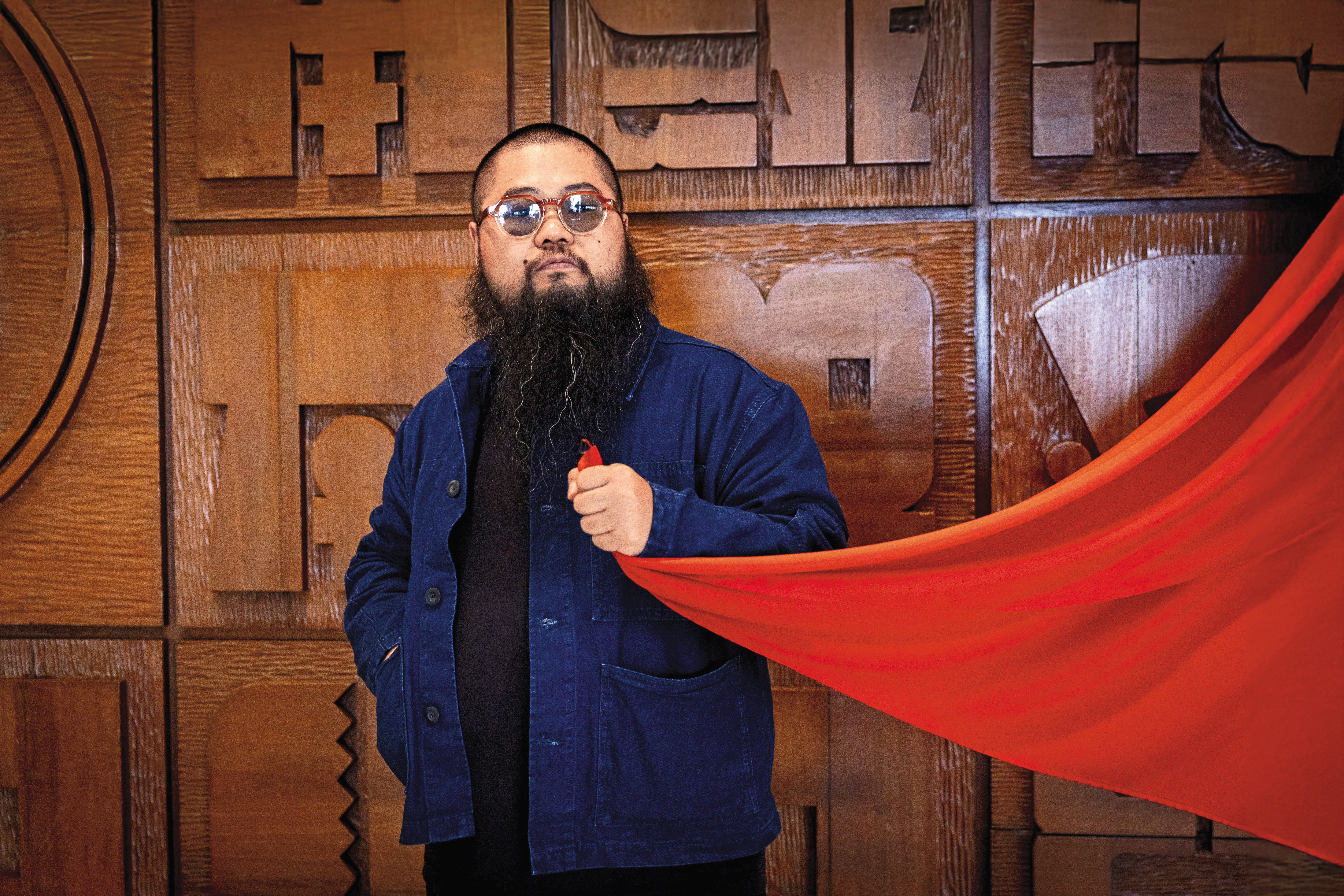 巴丟草的造型多變，曾短期內增胖或減重，都是安全考量。近日他公開露面，多以長鬍鬚造型示人。