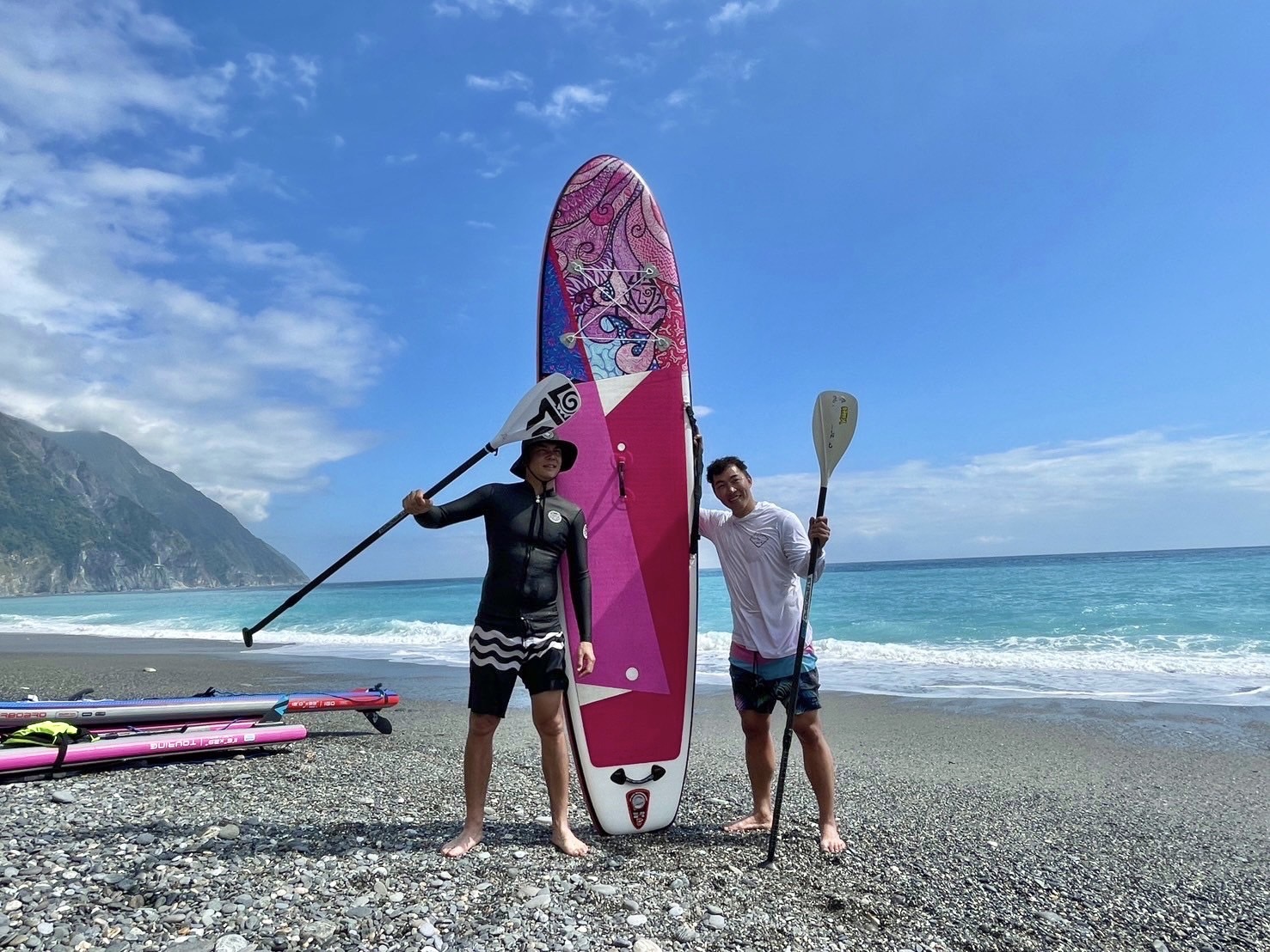 郭泓志（右）、姚元浩因《嗨！營業中》變成好友。（好看娛樂提供）