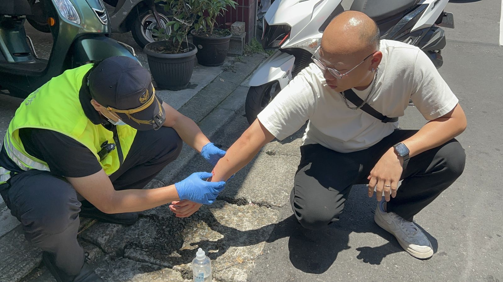 警員的手在逮捕過程中受傷。(警方提供)