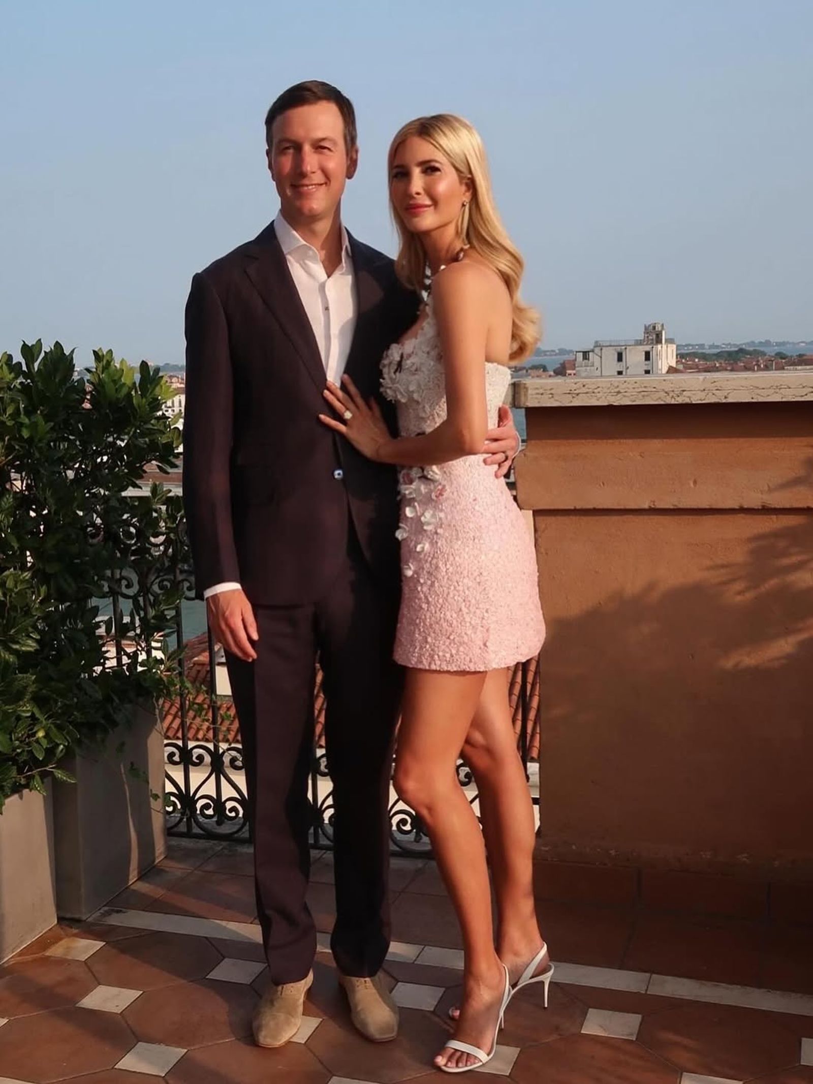 伊凡卡穿Oscar de la Renta櫻花主題小禮服,少女感十足。(翻攝ivankatrump IG)