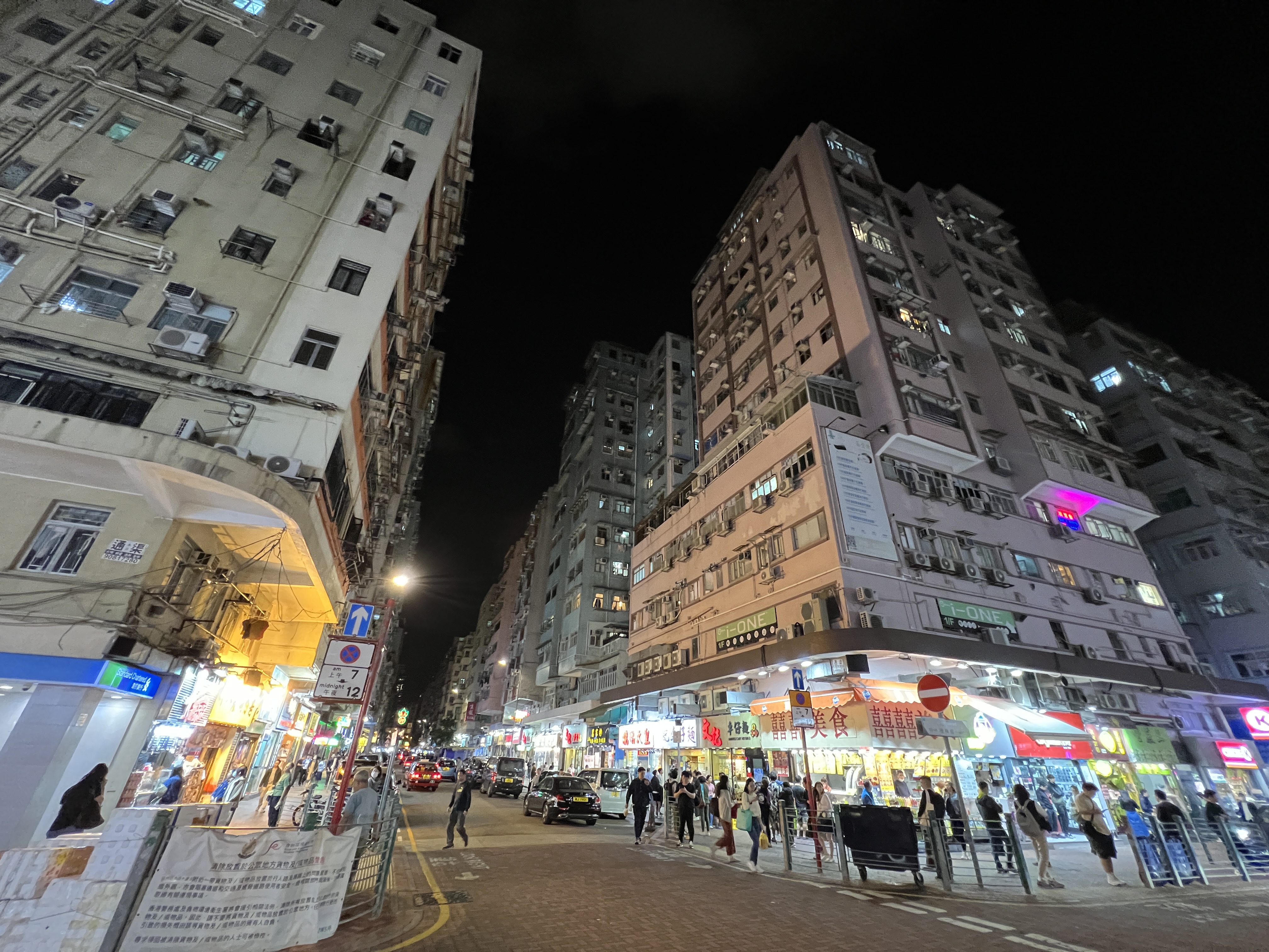 午夜的深水埗街頭燈火通明，吃逛買的人潮不斷。