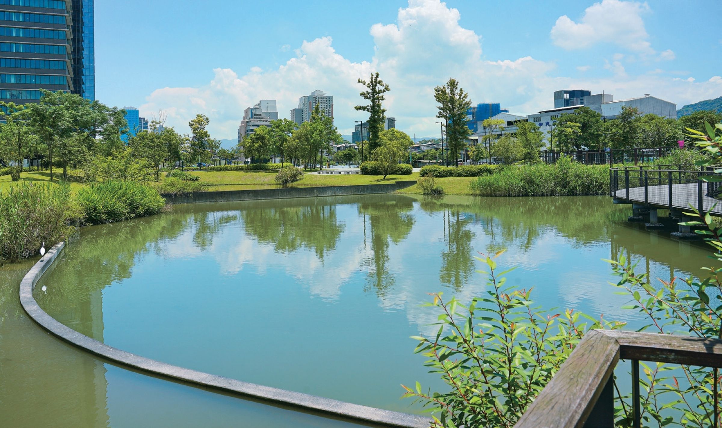 新新公園是民眾親近水畔綠意的好去處。(攝影/楊弘熙)