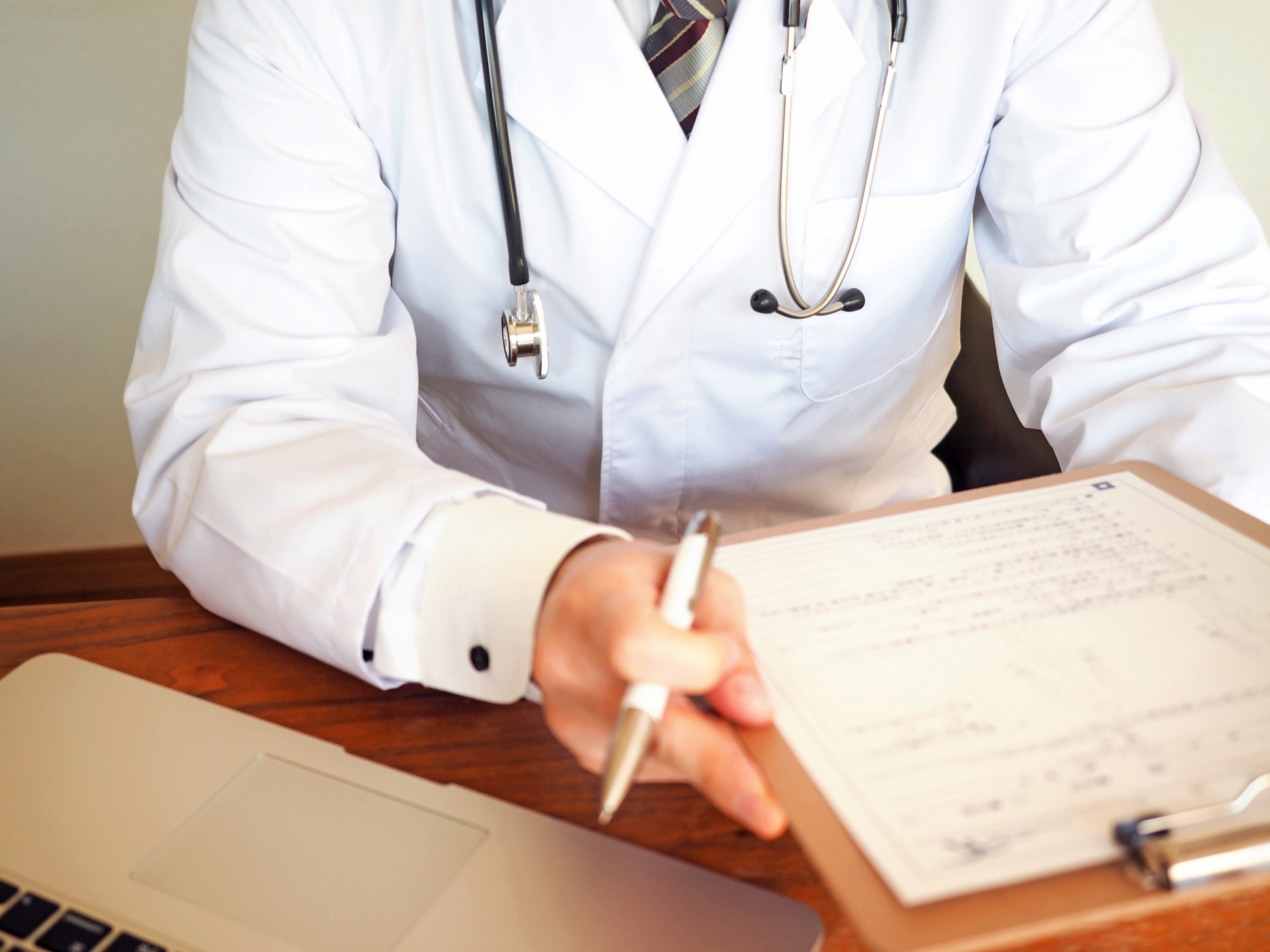 一名女網友的爸爸過去行醫時曾遇過角頭老大和8+9來看診，兩人的態度高下立判。（示意圖，photoAC）