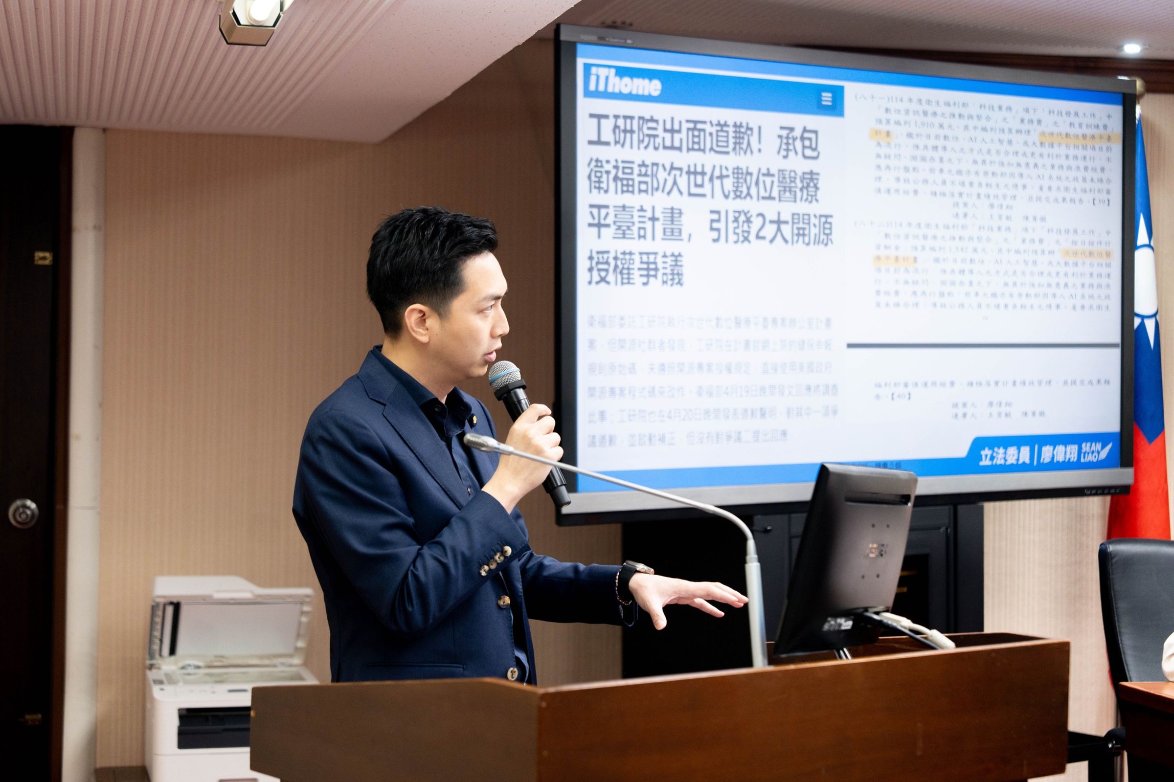 勞動部半夜發公文惹議！凌晨2點、5點都在送案，廖偉翔質疑勞動部是否又讓公務員淪為深夜加班的犧牲品。（翻攝自廖偉翔臉書）