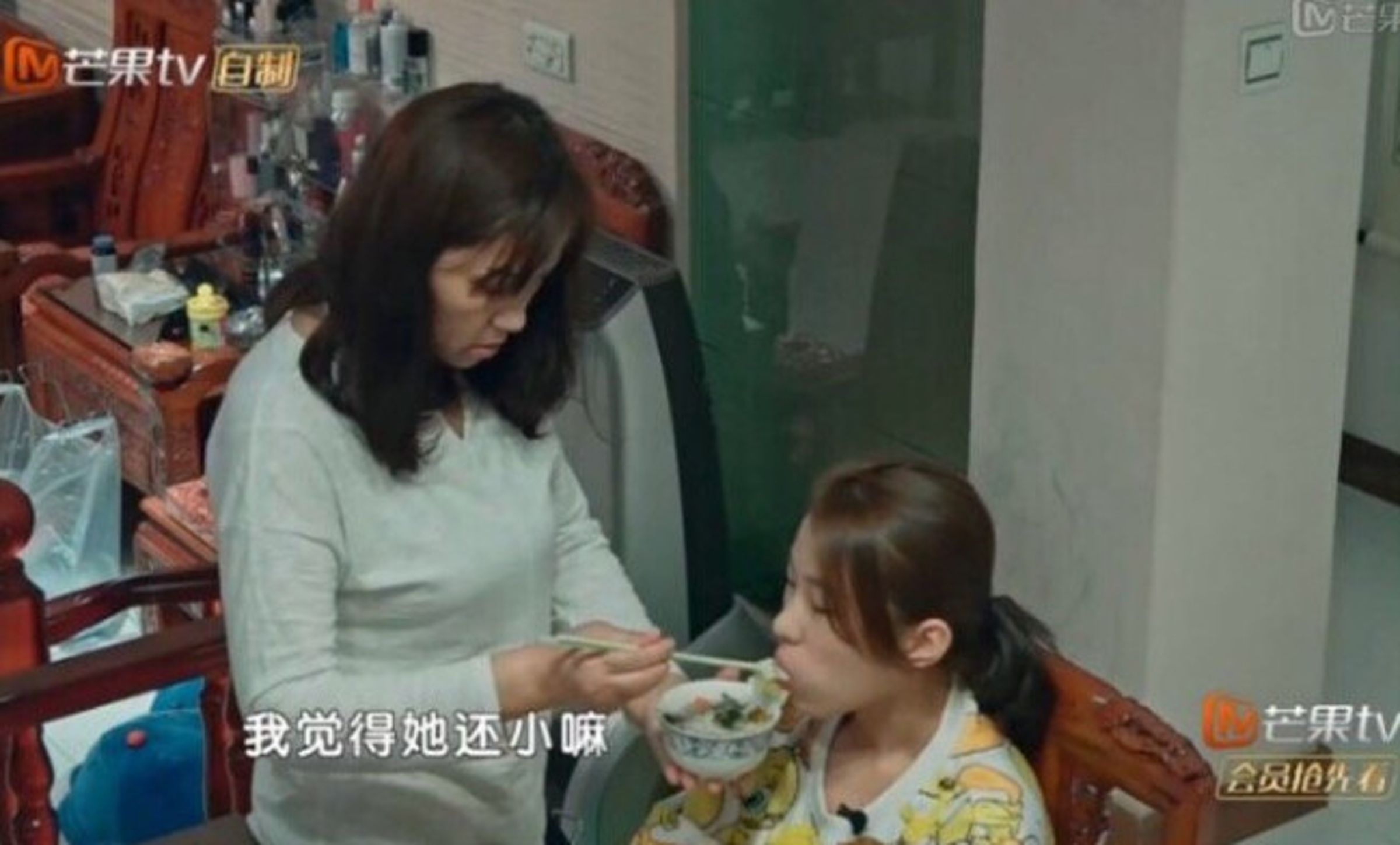 富家女劉思琦曾是中國有名的巨嬰，16歲的她連吃飯都需要別人餵。（翻攝微博）