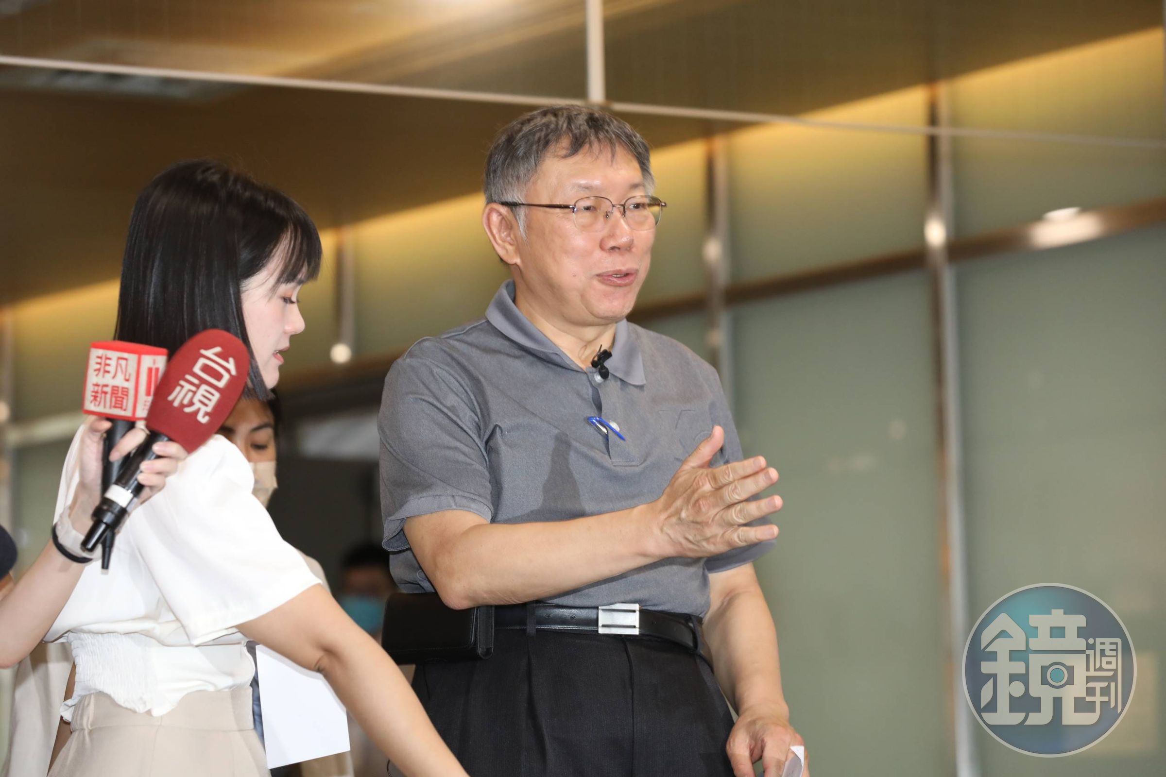柯文哲今早出席「眾智成城」碩博士論文獎助計畫，會後接受媒體提問。