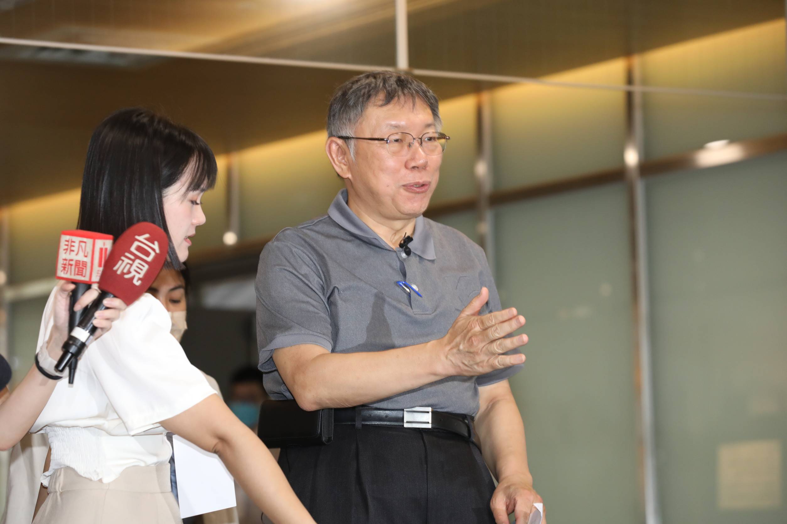 柯文哲今早出席「眾智成城」碩博士論文獎助計畫，會後接受媒體提問。