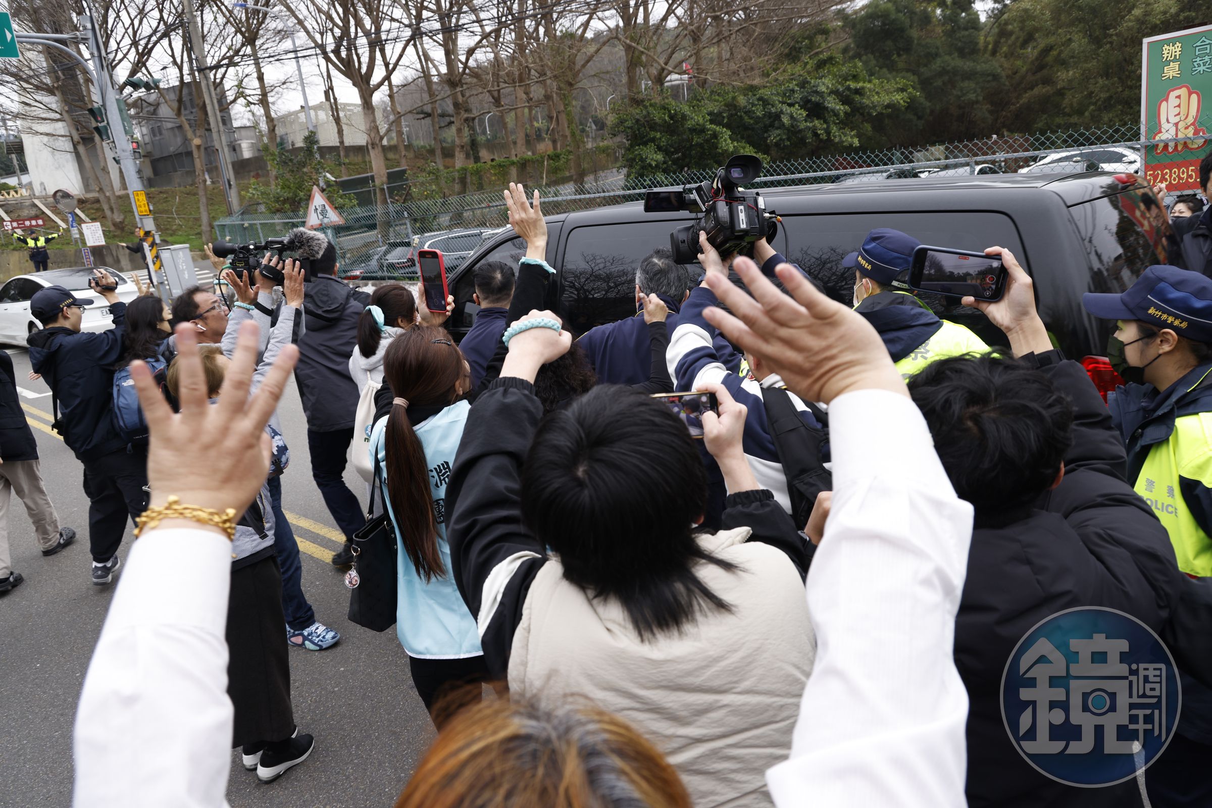 小草們追柯文哲囚車喊「阿北加油」。