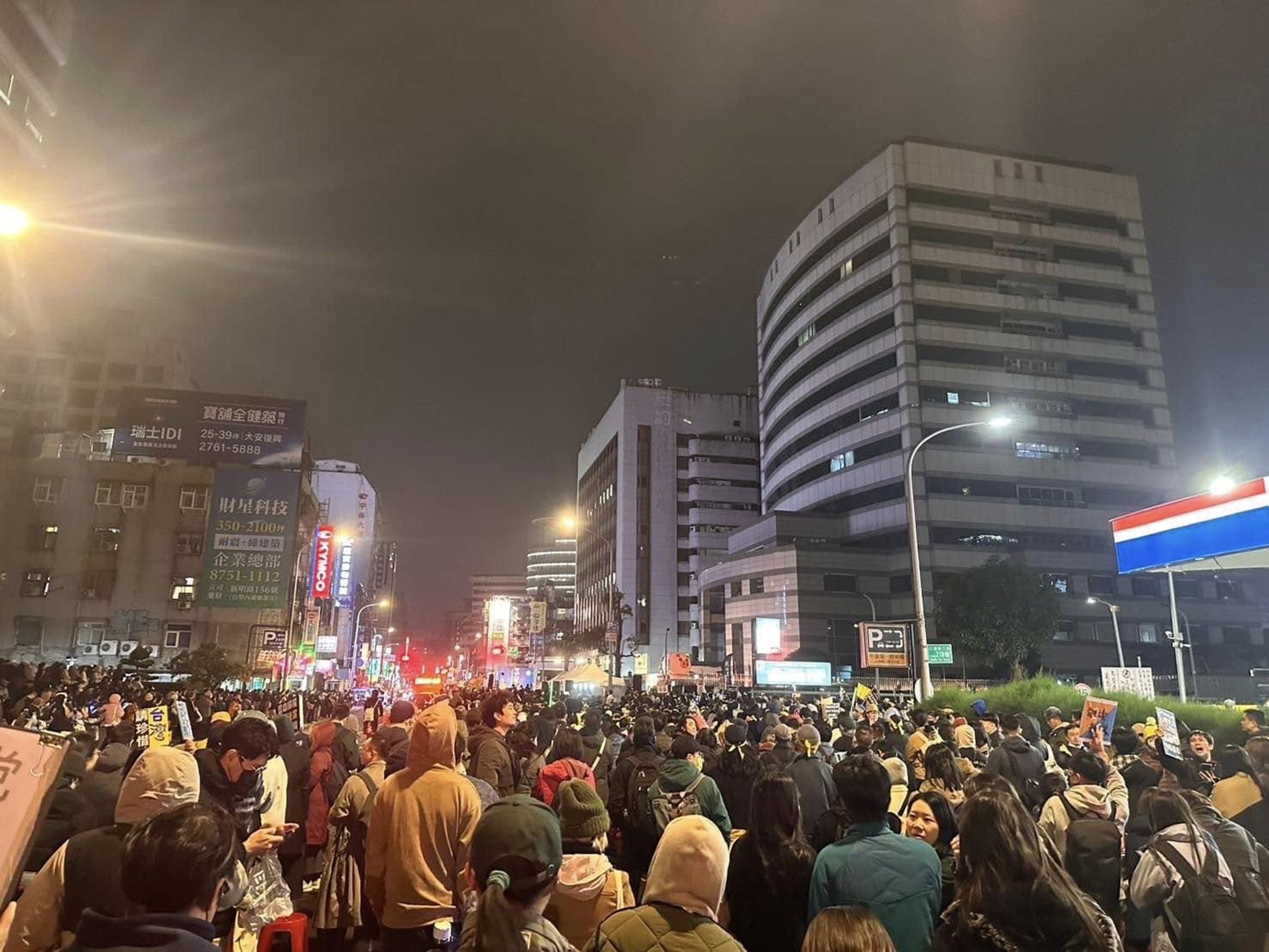 現場齊聚超過6,000人，抗議國民黨強推修法。（翻攝自周軒臉書）
