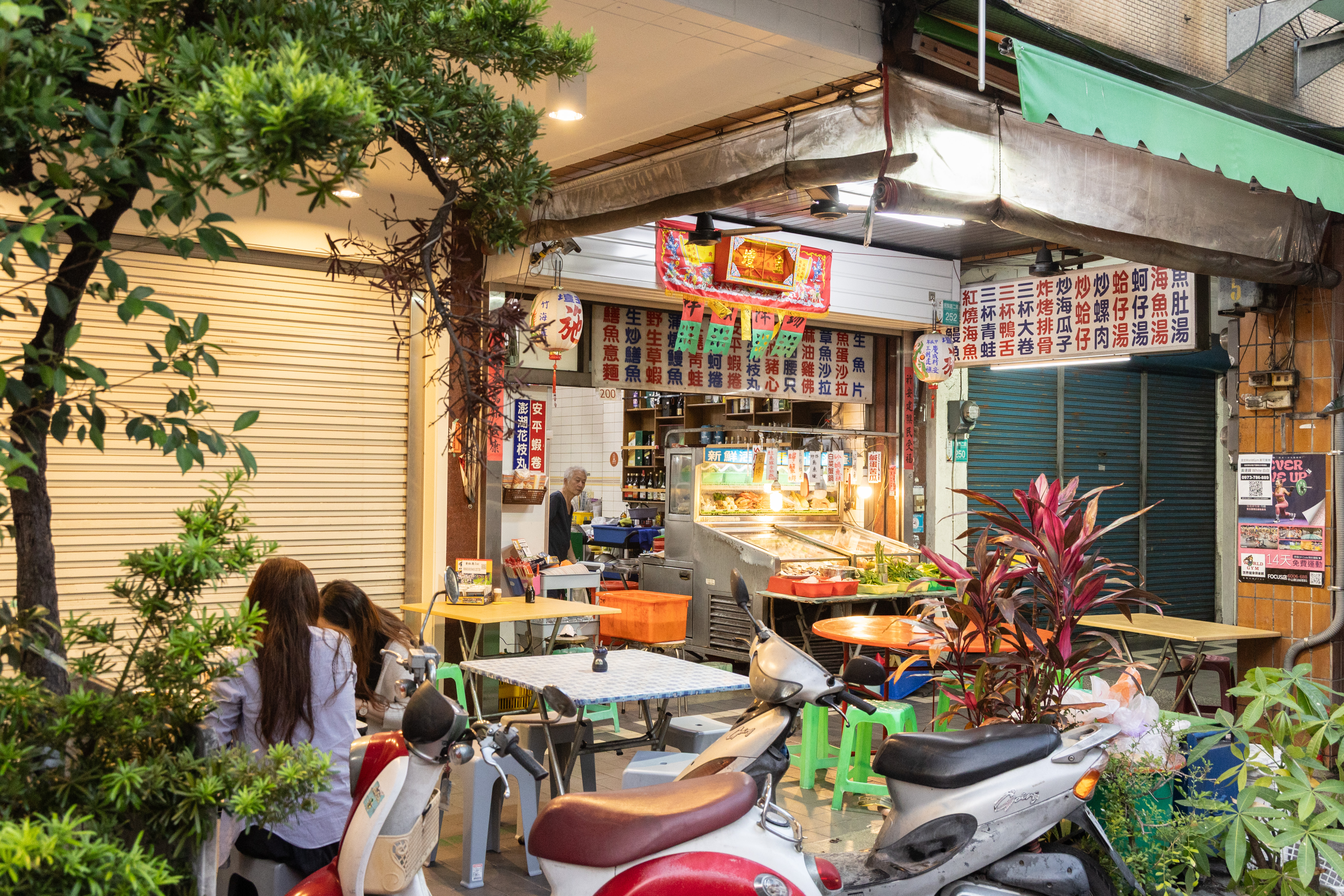 在地經營逾40年的「竹海產」，至今依然維持古早味台式海產店的風格。