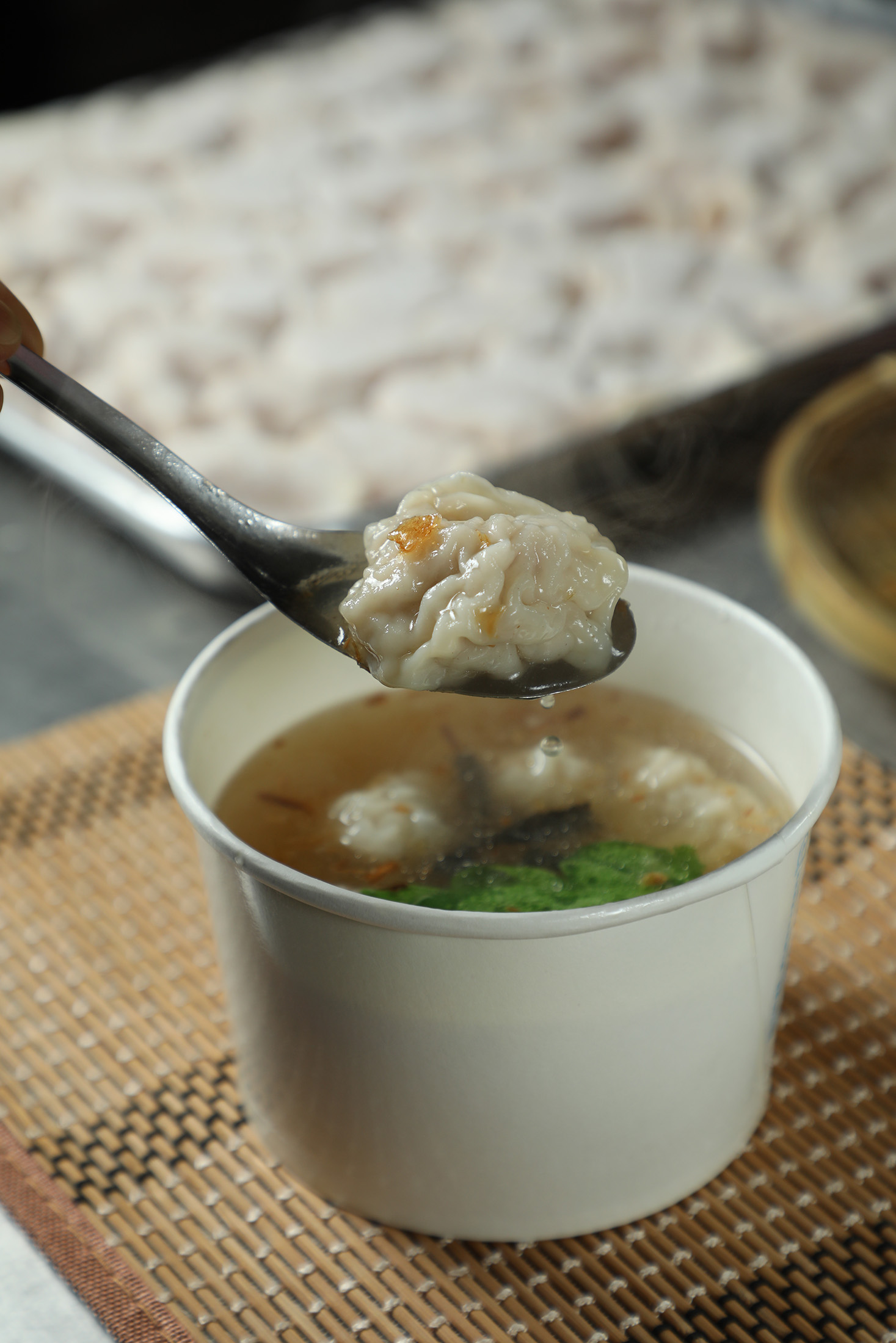 「大餛飩」的內餡簡單,吃的是豬肉餡的飽滿口感與香氣,搭配油蔥酥與青菜清湯,純粹而美味。(70元/小份)