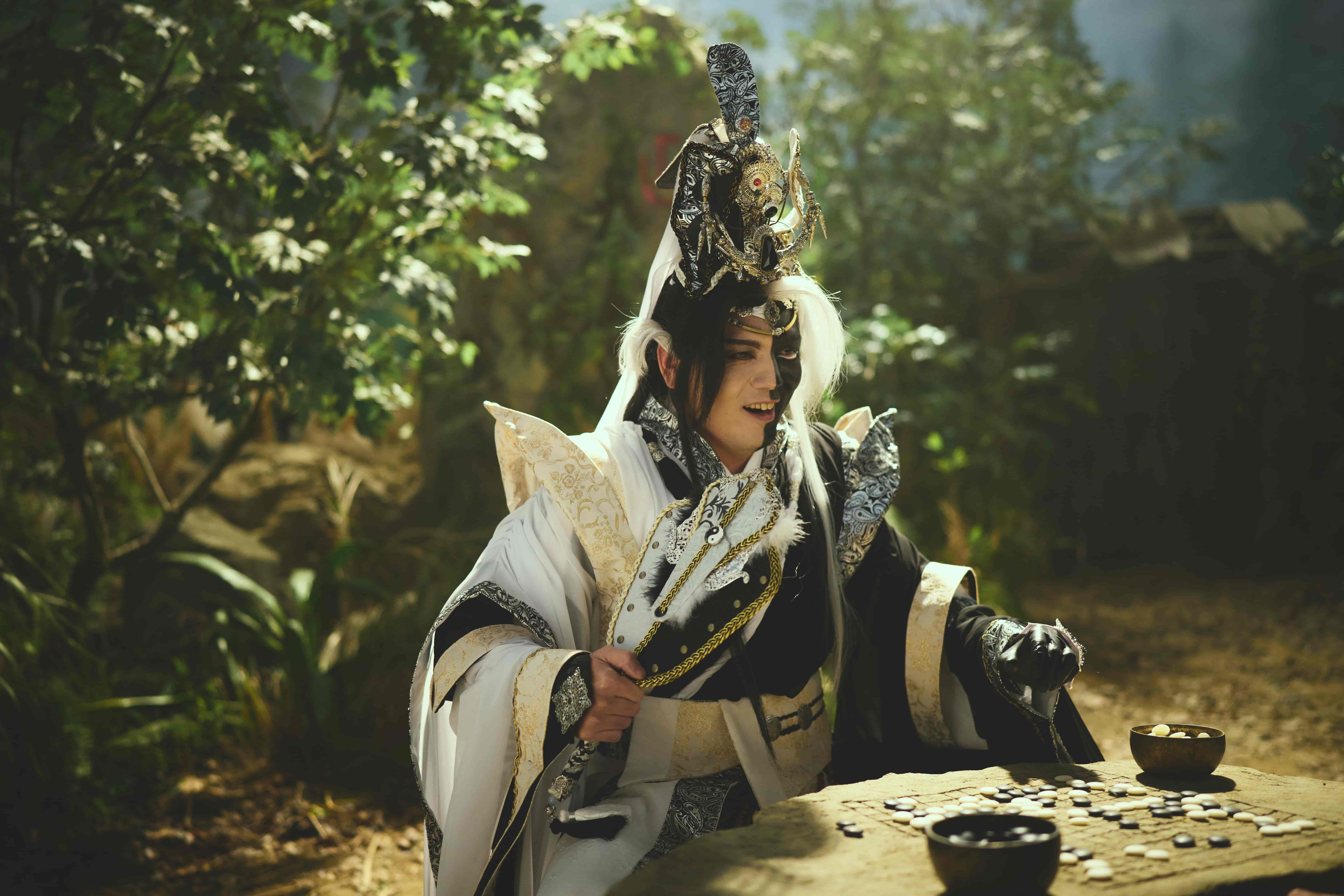 玖壹壹成員春風化身布袋戲裡的「黑白郎君」。(麻吉砥加提供)