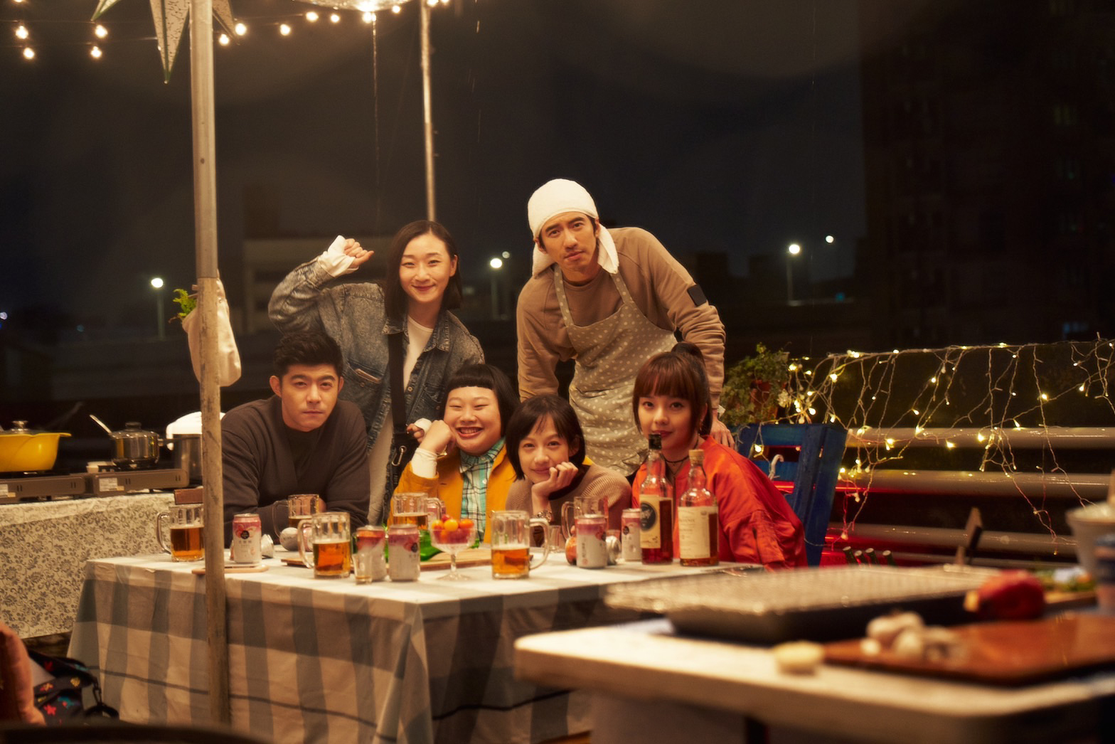 《美食無間》雙帥傅孟柏（後）跟王柏傑（前左）展開天臺料理大賽，眾人玩起真心話大冒險歡笑不斷。（發起日影視提供）