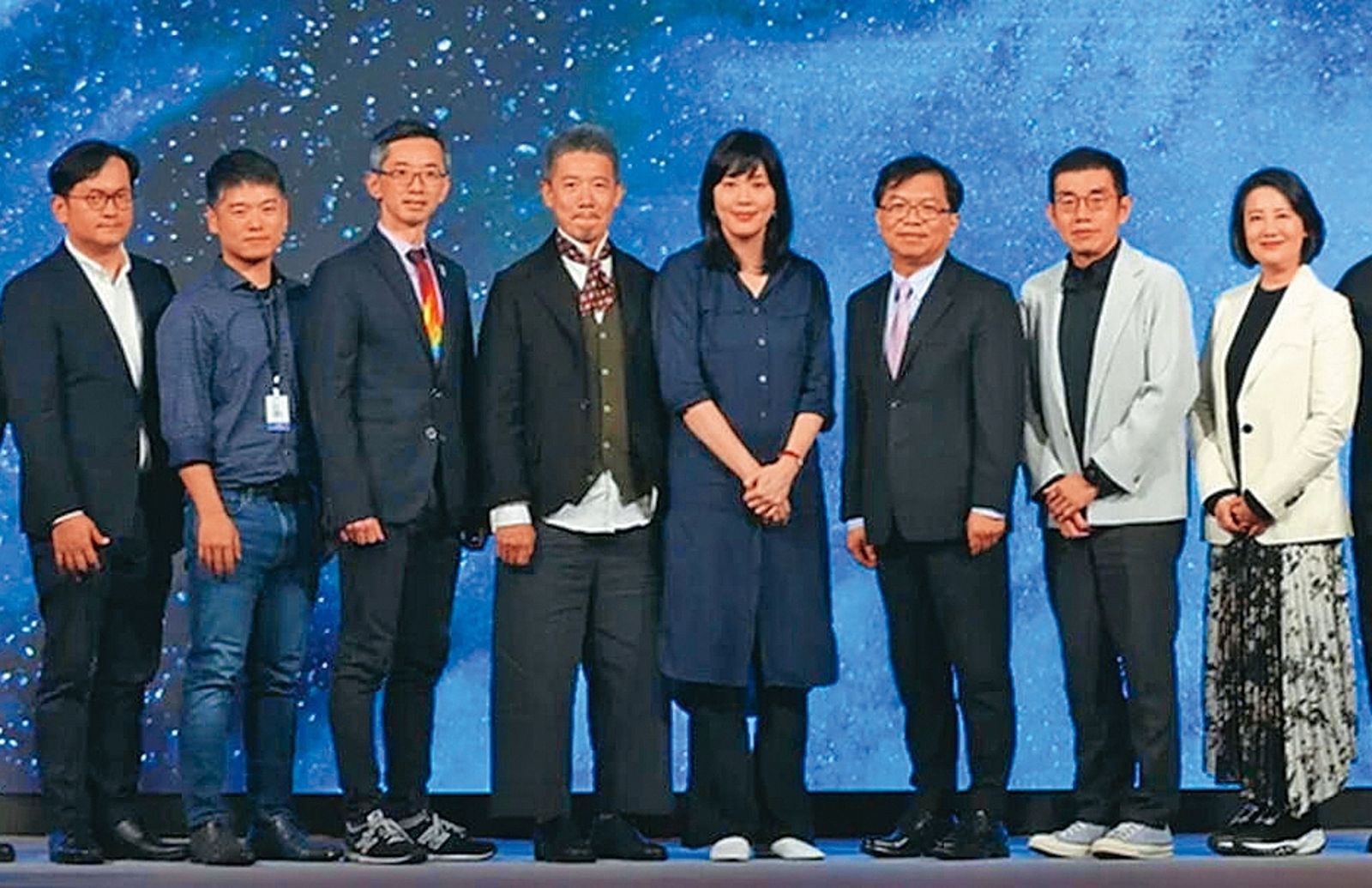 孫正華（右四）出席文策院活動，近年她常被議論怎麼沒跟神通苗家合作，反而常去找國發會跟文策院幫忙事業。（文策院提供）