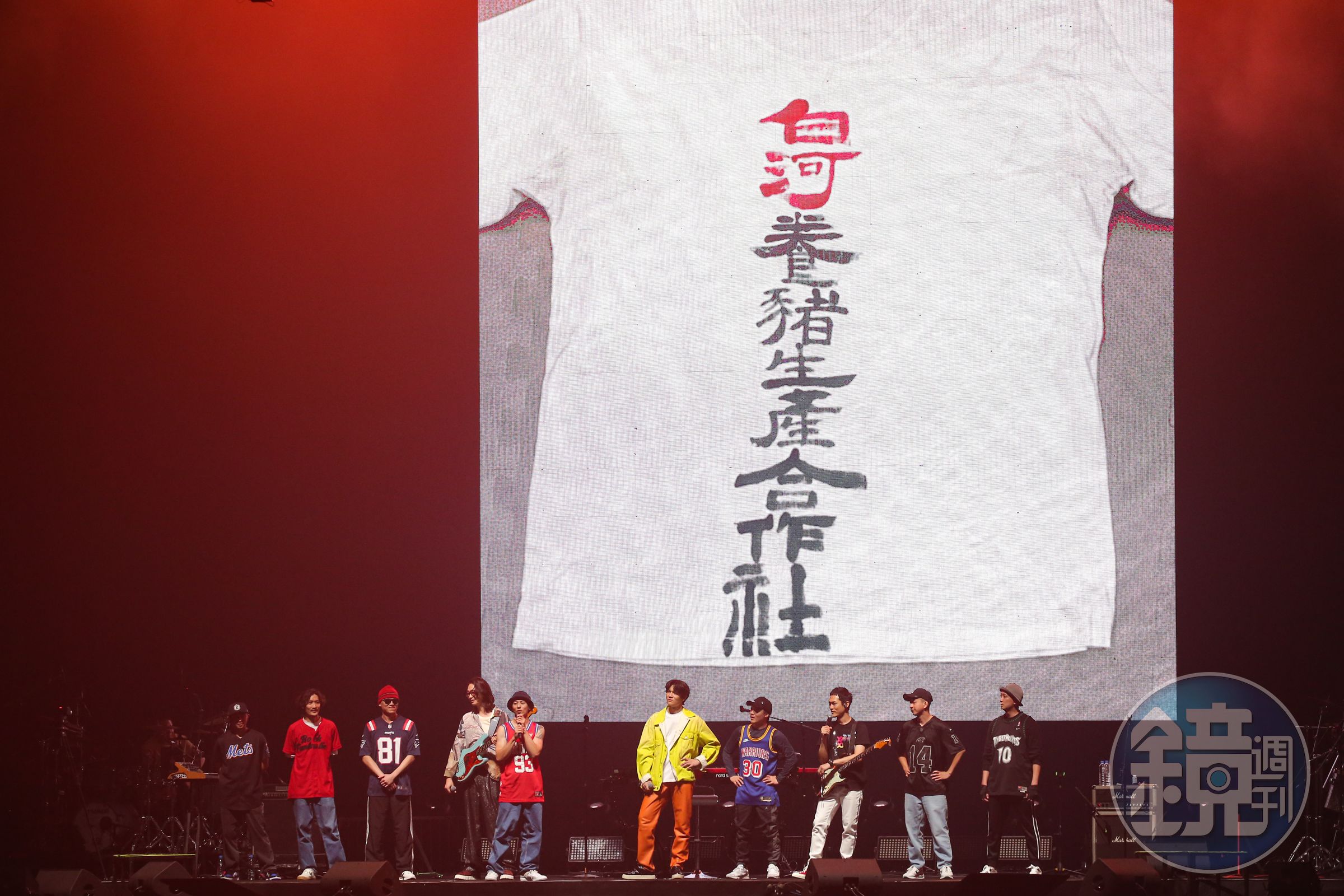 宇宙人與成團時的高中夥伴們「白河幫」邊唱邊跳〈太空警察〉。