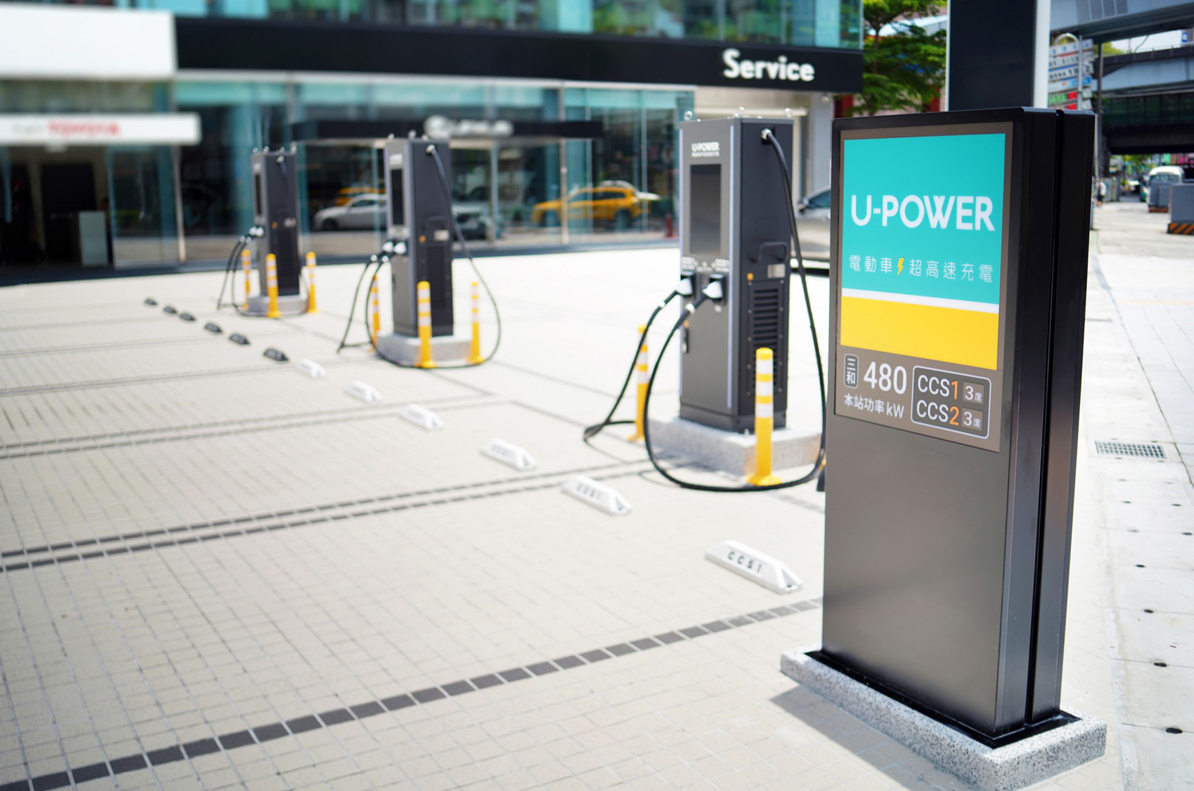 U-POWER三重三和站採用最新 480kW 超高速充電設備，提供 CCS1 與 CCS2 各3 席充電車位，搭配高功率液冷槍與靈活能源動態分配系統，理想狀態下能實現多車同步以原廠最高功率充電