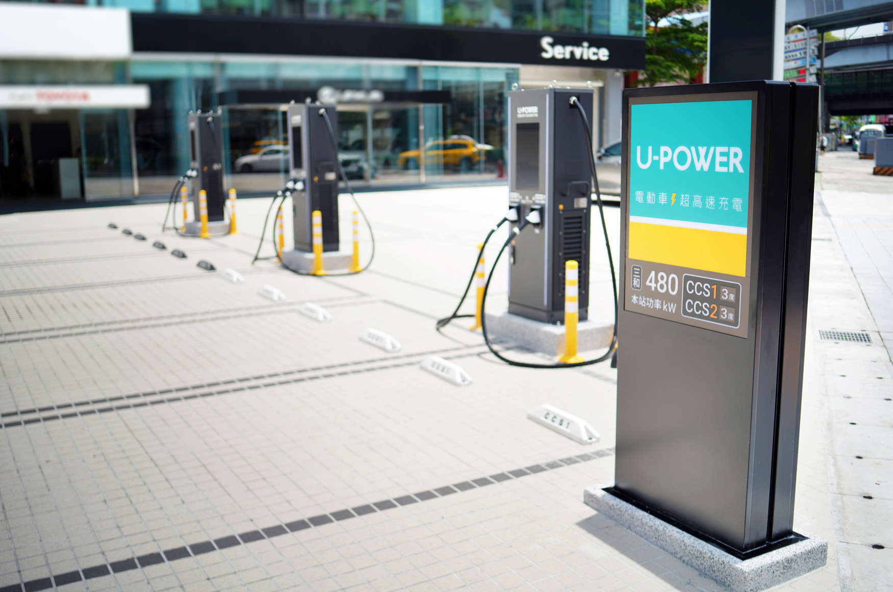 U-POWER三重三和站採用最新 480kW 超高速充電設備，提供 CCS1 與 CCS2 各3 席充電車位，搭配高功率液冷槍與靈活能源動態分配系統，理想狀態下能實現多車同步以原廠最高功率充電