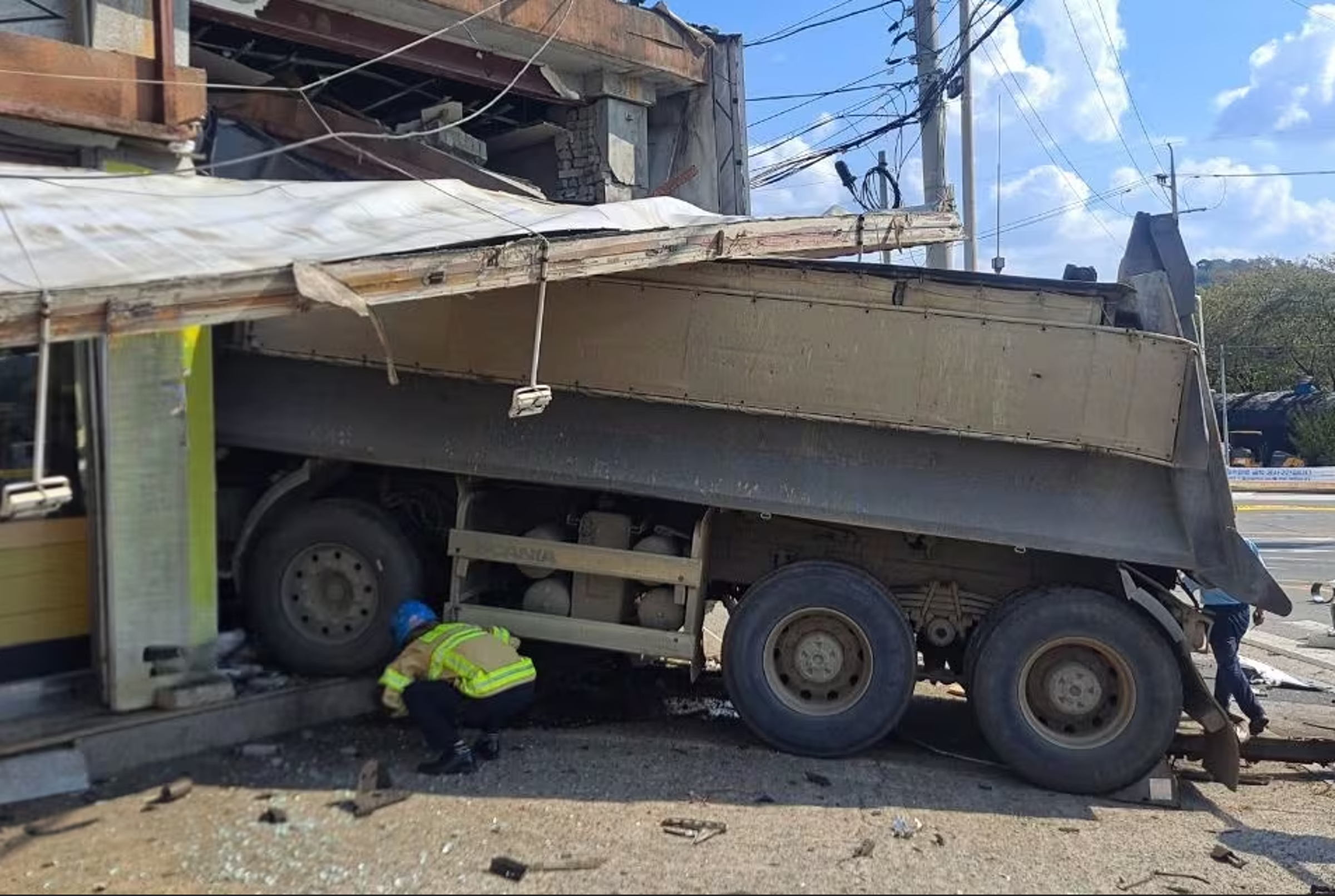 南韓一輛25噸重的貨車與轎車發生碰撞後直接撞進附近餐廳。（翻攝自京畿道消防災難本部）