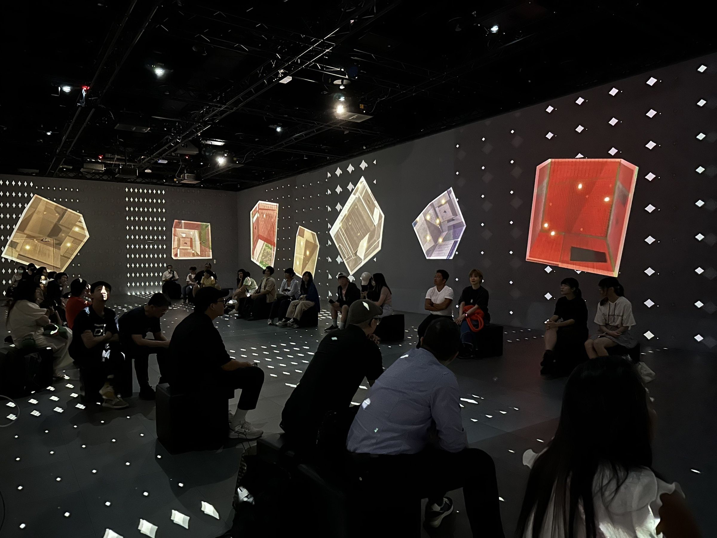 《GAN亭序》-AI沉浸式展演「當代」蘭亭集會．Debugging《易經》即日起在AMBI SPACE ONE展出。（双融域提供）