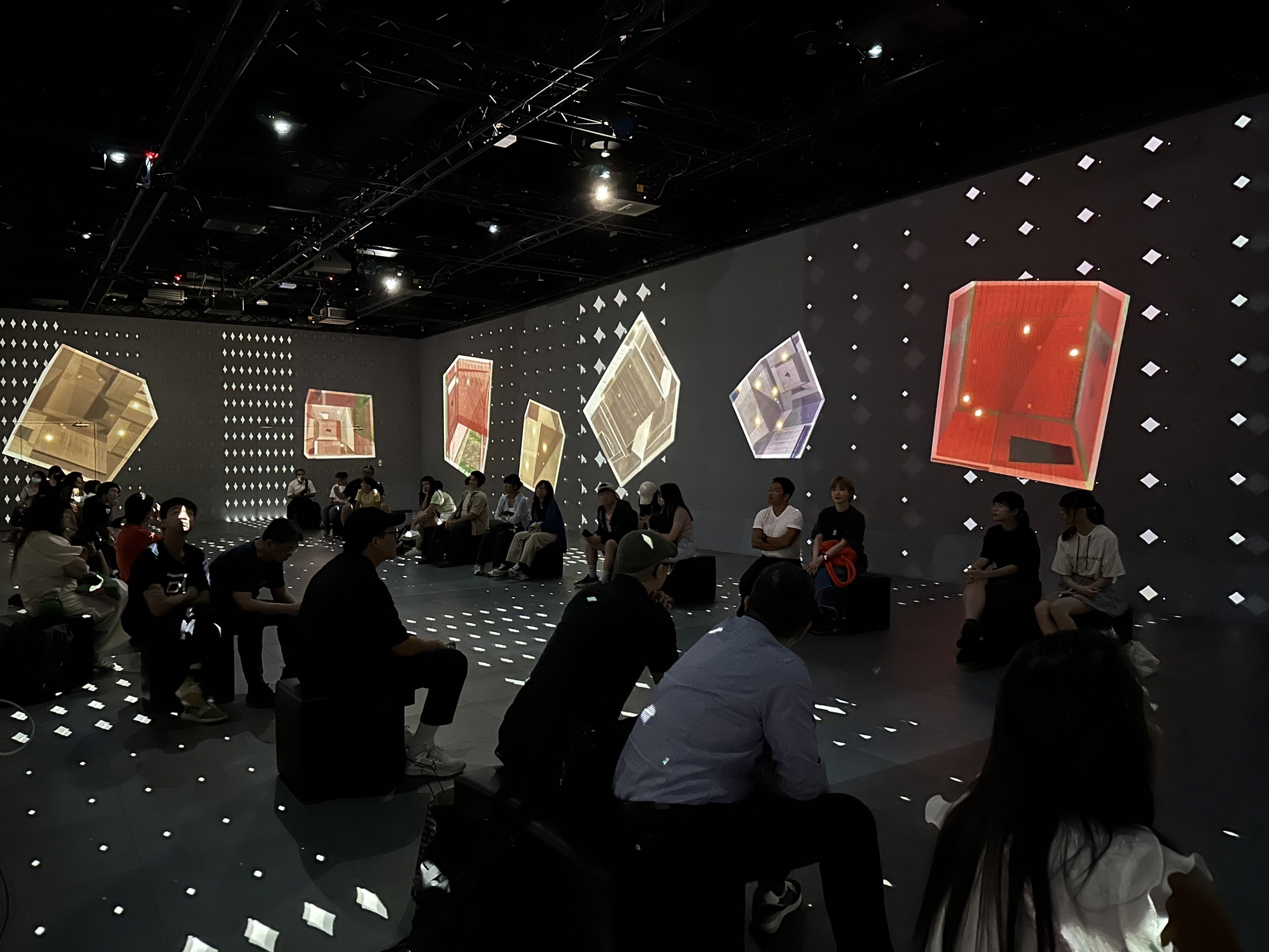 《GAN亭序》-AI沉浸式展演「當代」蘭亭集會．Debugging《易經》即日起在AMBI SPACE ONE展出。（双融域提供）