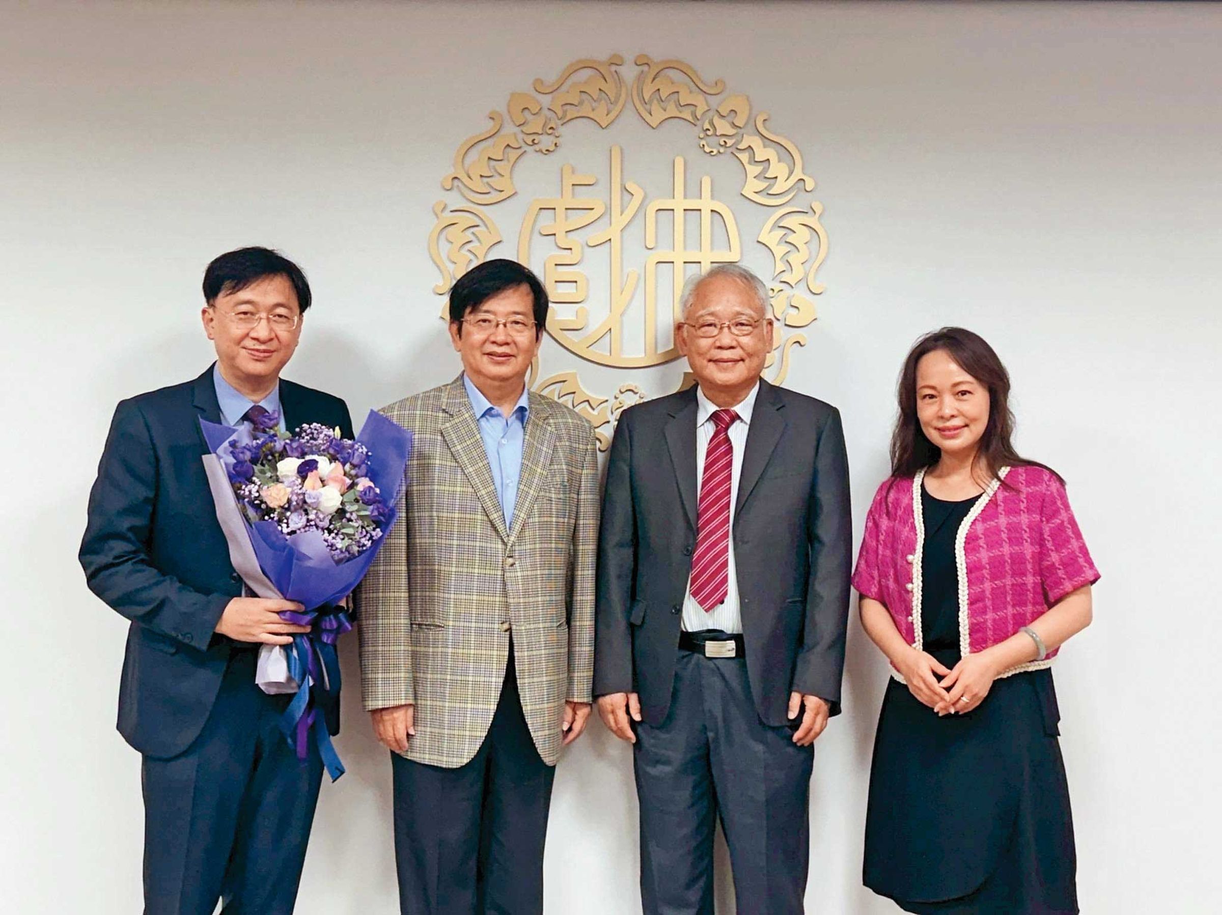 針對國立臺灣戲曲學院的指控，副校長敖國珠（右1）發表聲明全盤否認，並質疑校方證據造假。左1為主祕徐宗鴻、左2為校長李揚。（翻攝台灣戲曲學院臉書）