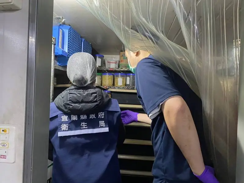 顧客們在上週六、日至該家鍋物餐廳用餐後，集體爆發身體不適，衛生局獲報介入調查，發現多項衛生缺失。（衛生局提供）