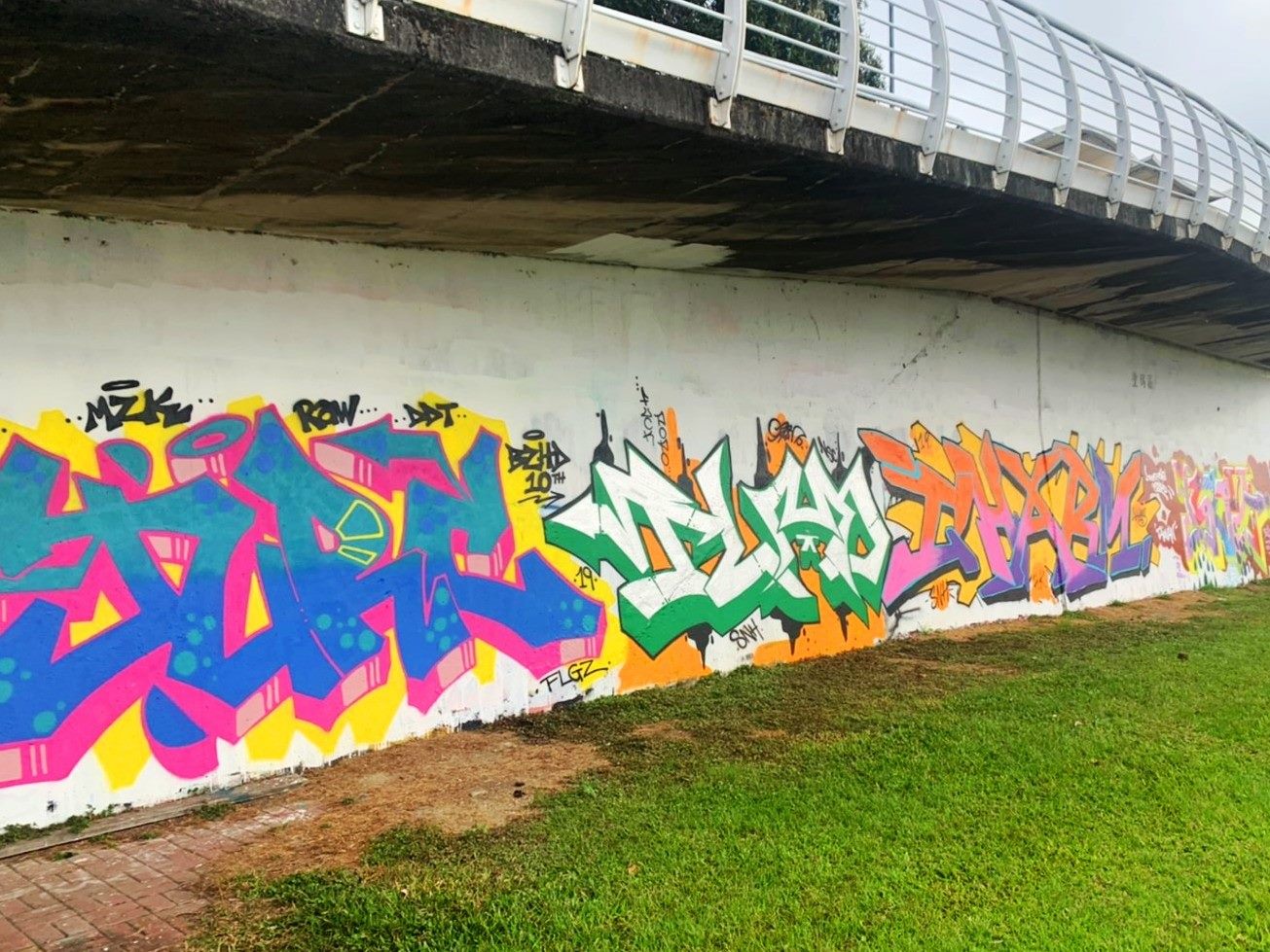 北市河濱公園塗鴉僅限公告開放的8處塗鴉牆,河濱公園全區禁止塗鴉。(北市水利處提供)