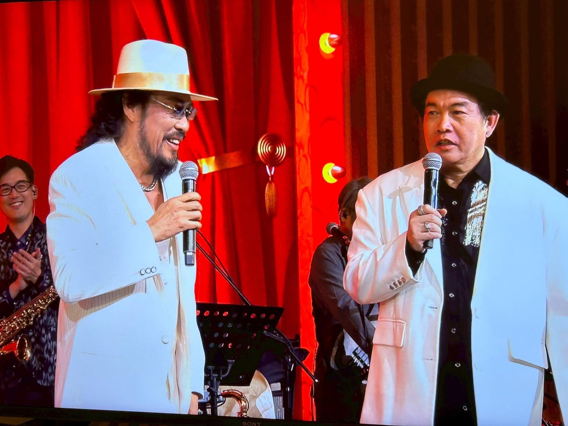 張菲與康康拿起來麥克風,逗得現場哈哈大笑。(翻攝許志豪臉書)