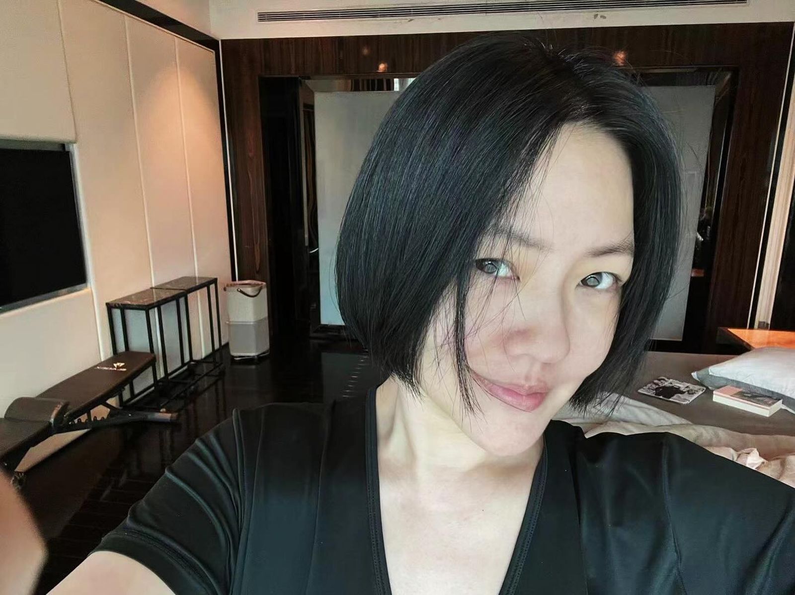 S媽在大小S出道時陪伴她們出入工作場合，兼扮演經紀人的角色。（小S臉書）