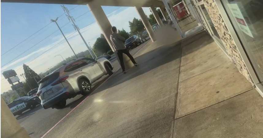 無辜的17歲少年只是拿著BB槍，卻被誤認為要搶劫商店，甚至被開槍射死。（翻攝畫面）