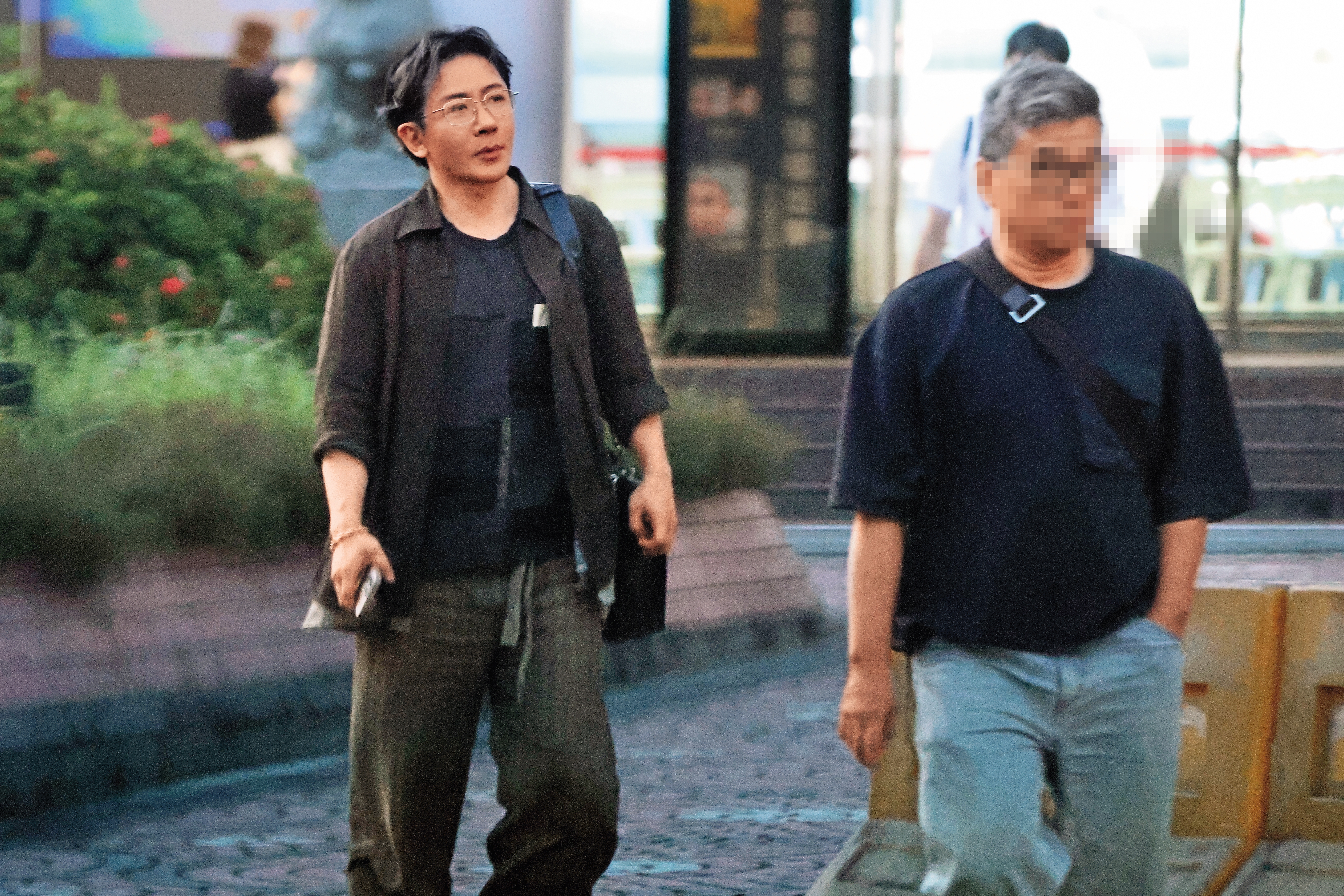 18:21 晚上六點多錄影結束,劉謙(左)在經紀人(右)陪同下步出電視台。