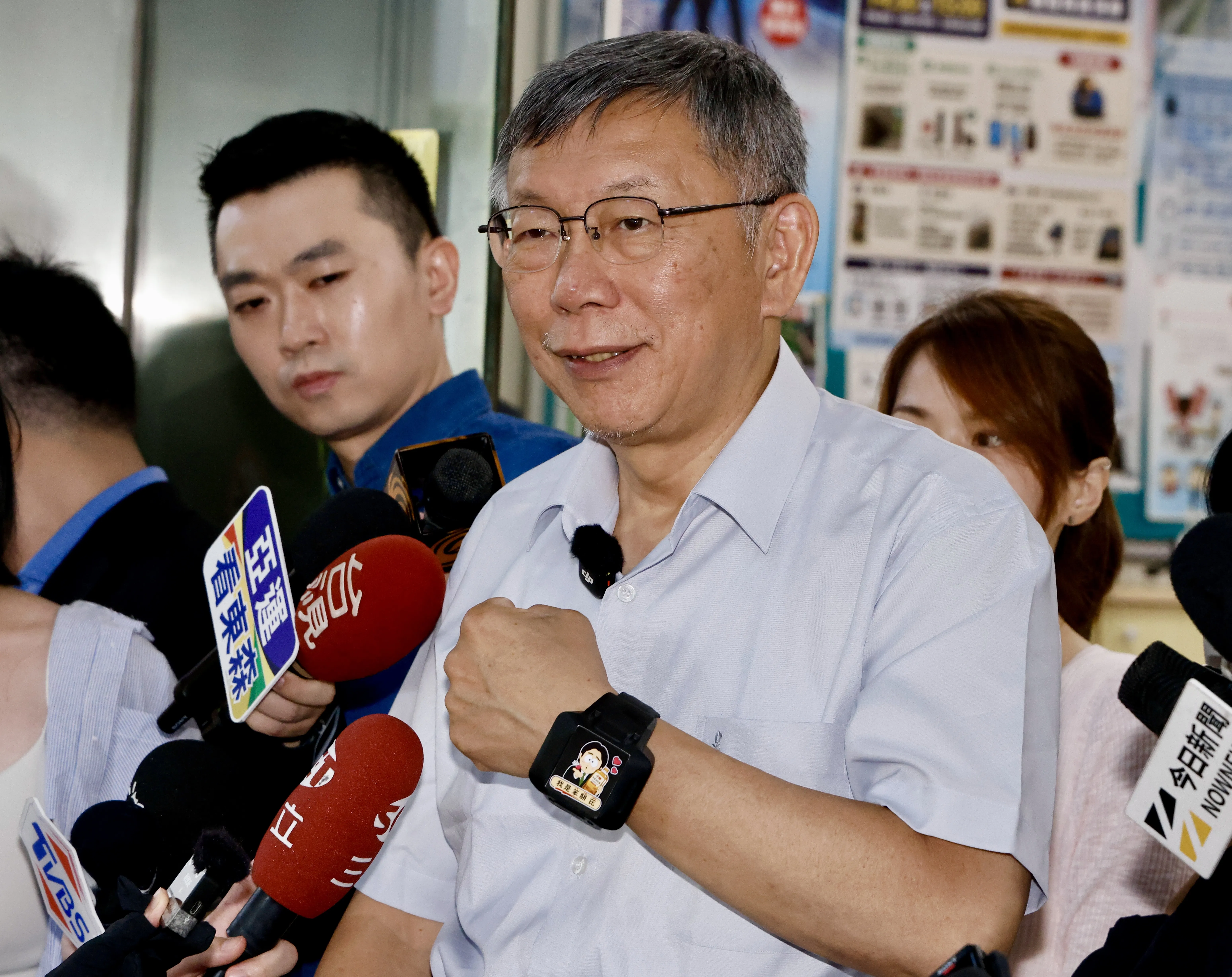柯文哲曬電子手環！　貼萊爾校長貼紙「我是苯駢芘」：以後會變時髦
