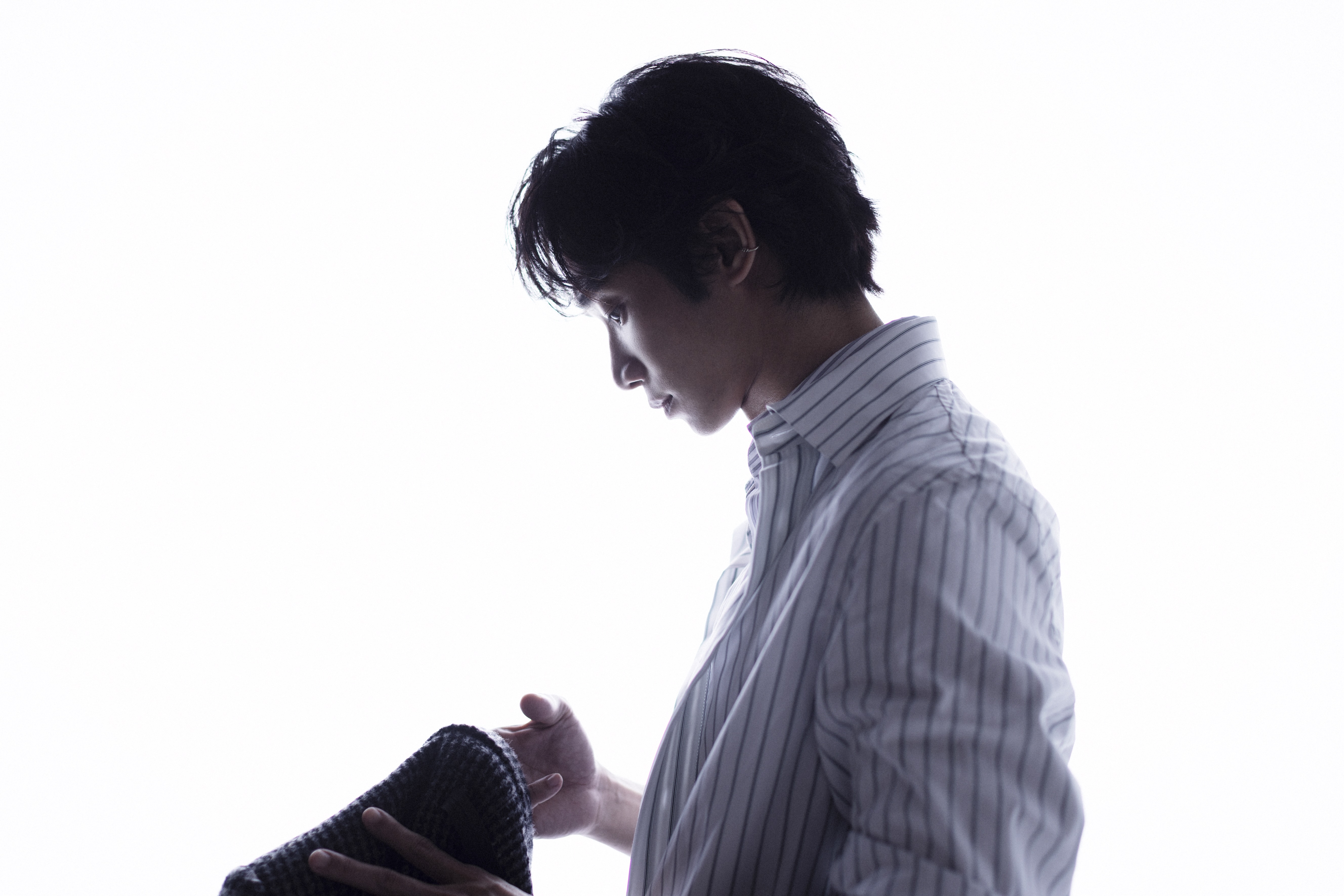 演完一個角色就剪頭髮，是他脫離角色的儀式感。年輕時還會帶回角色的小東西留念，現在劉以豪也不這麼做了。