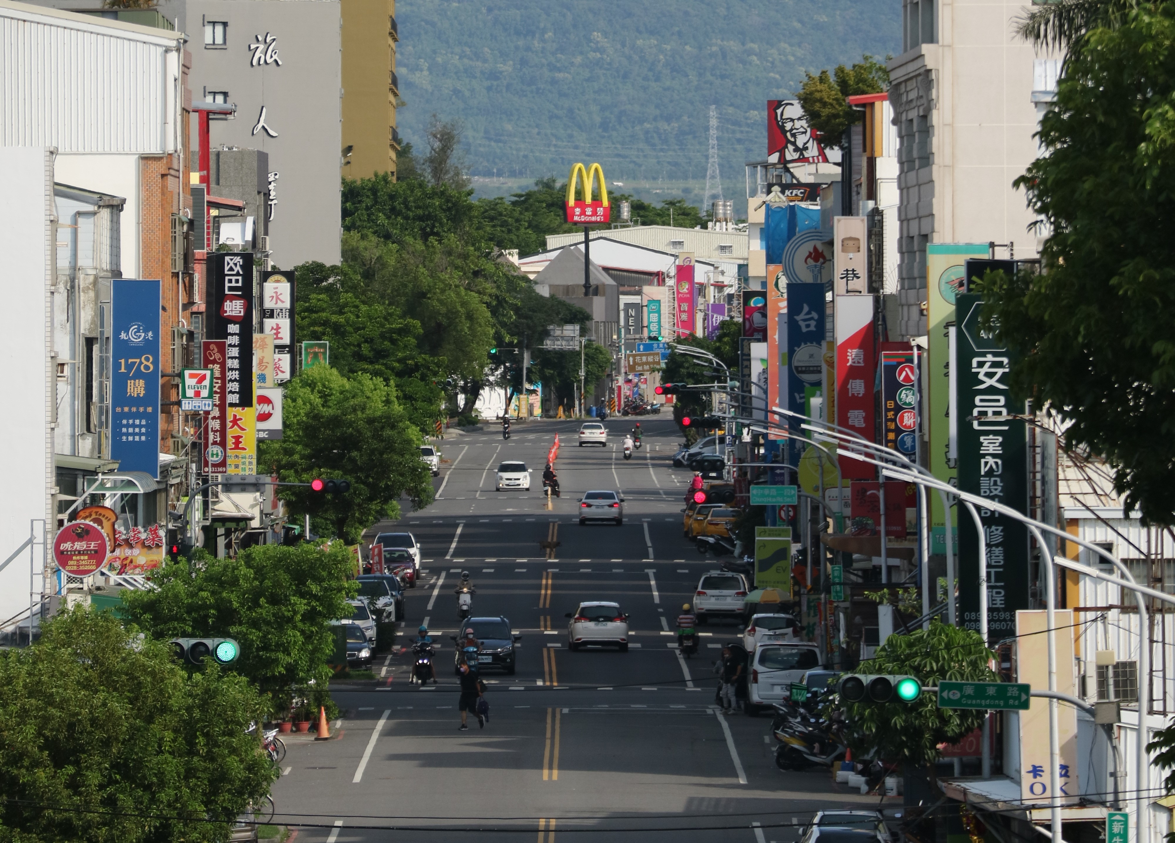 全台各地依舊維持高溫天氣，以多雲到晴為主。