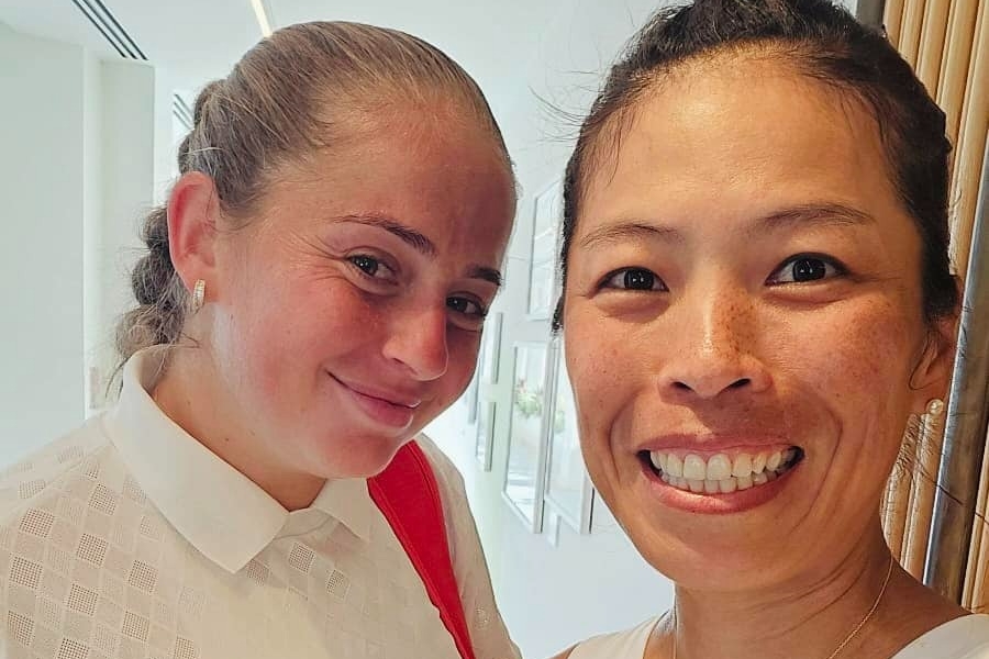 賽後謝淑薇難掩好心情跟「O妹」合影，並且寫下「週五的溫布頓我們來囉」。（翻攝自謝淑薇臉書）