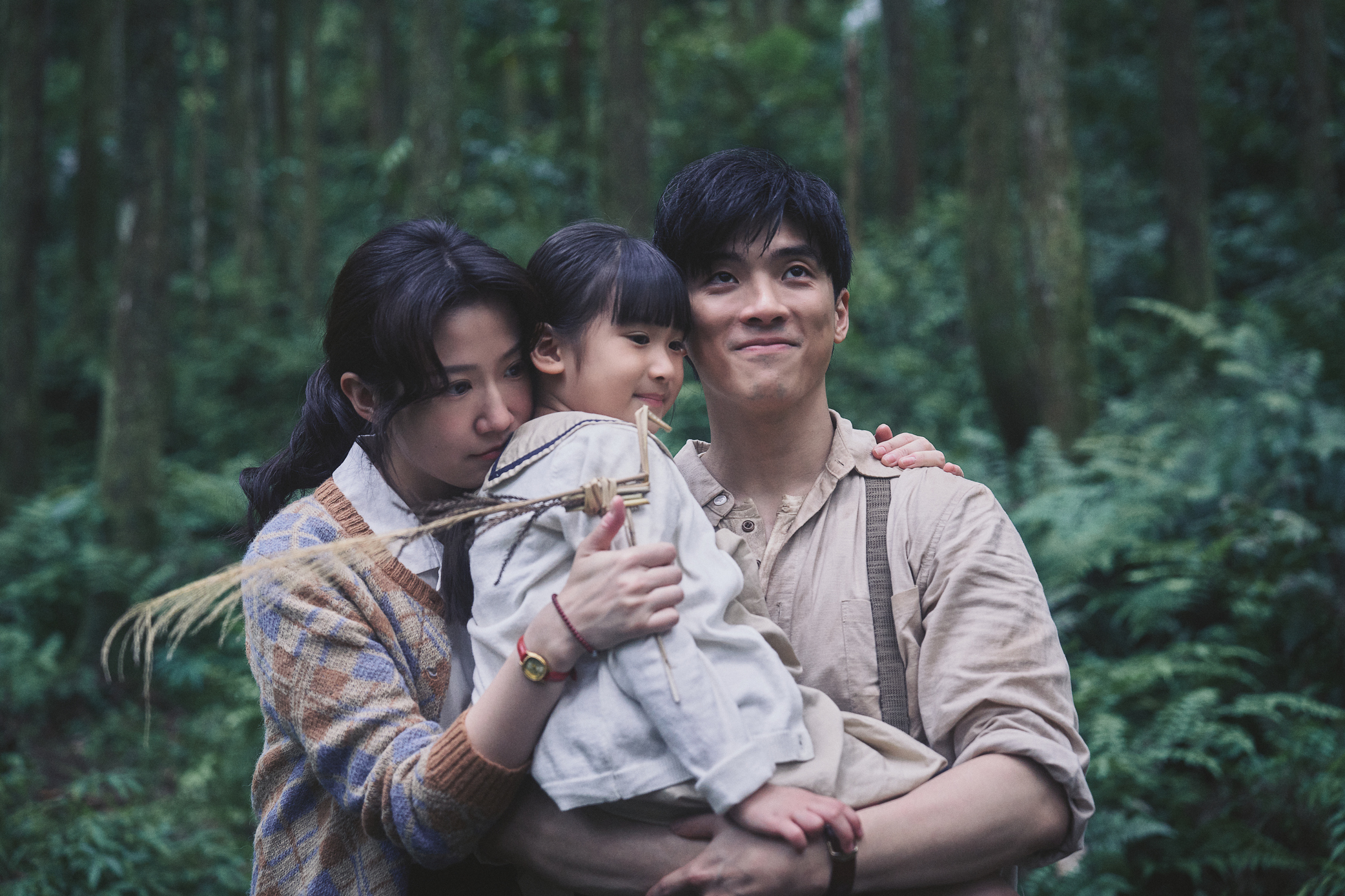 方志友(左)、林哲熹(右)主演影集《再見1987》揭開大時代悲歌。(公視台語台提供)