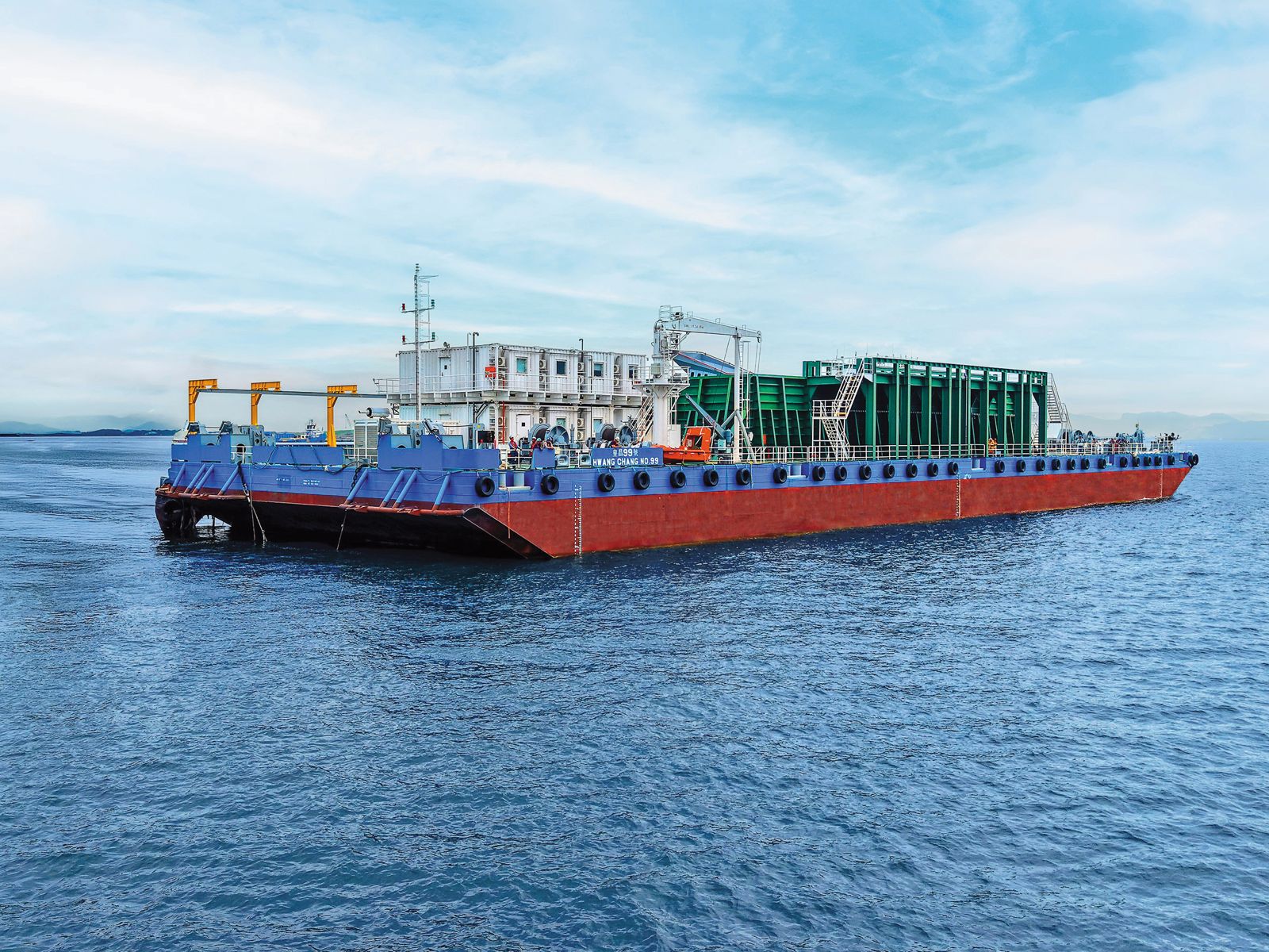 傳出皇昌在中油三接二期大賺百億元，豪砸數十億元買入用來施作落管拋石的「皇昌99號」等作業船。（翻攝皇昌營造官網）