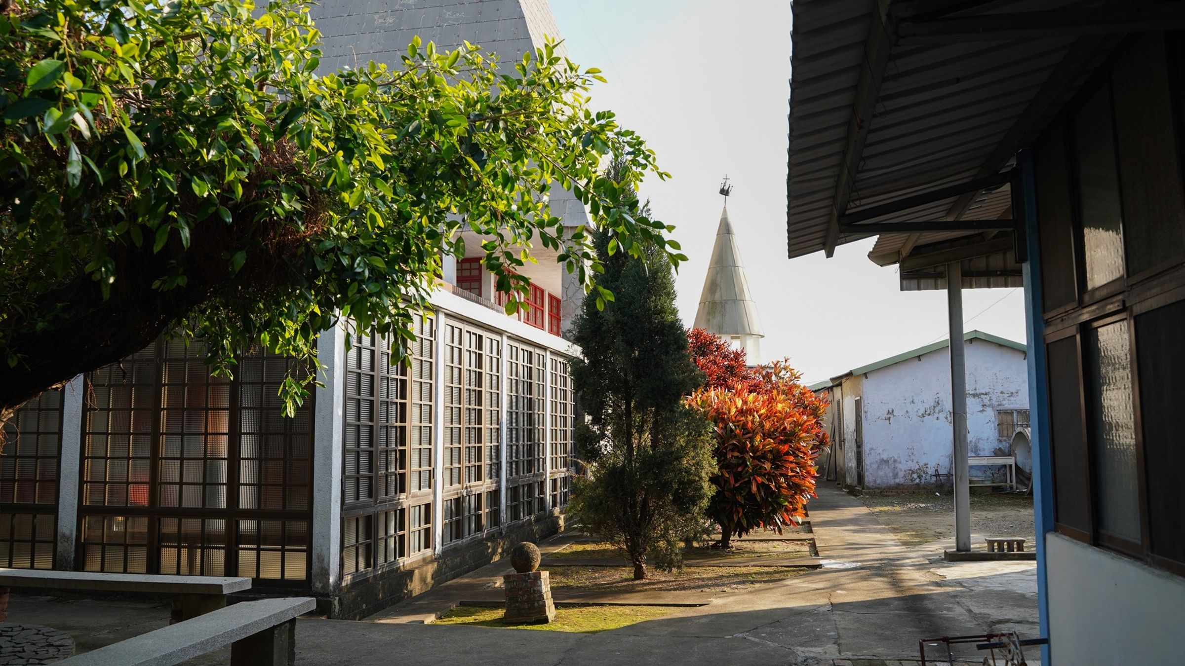 菁寮聖十字架天主堂庭院。（世界宗教博物館提供）