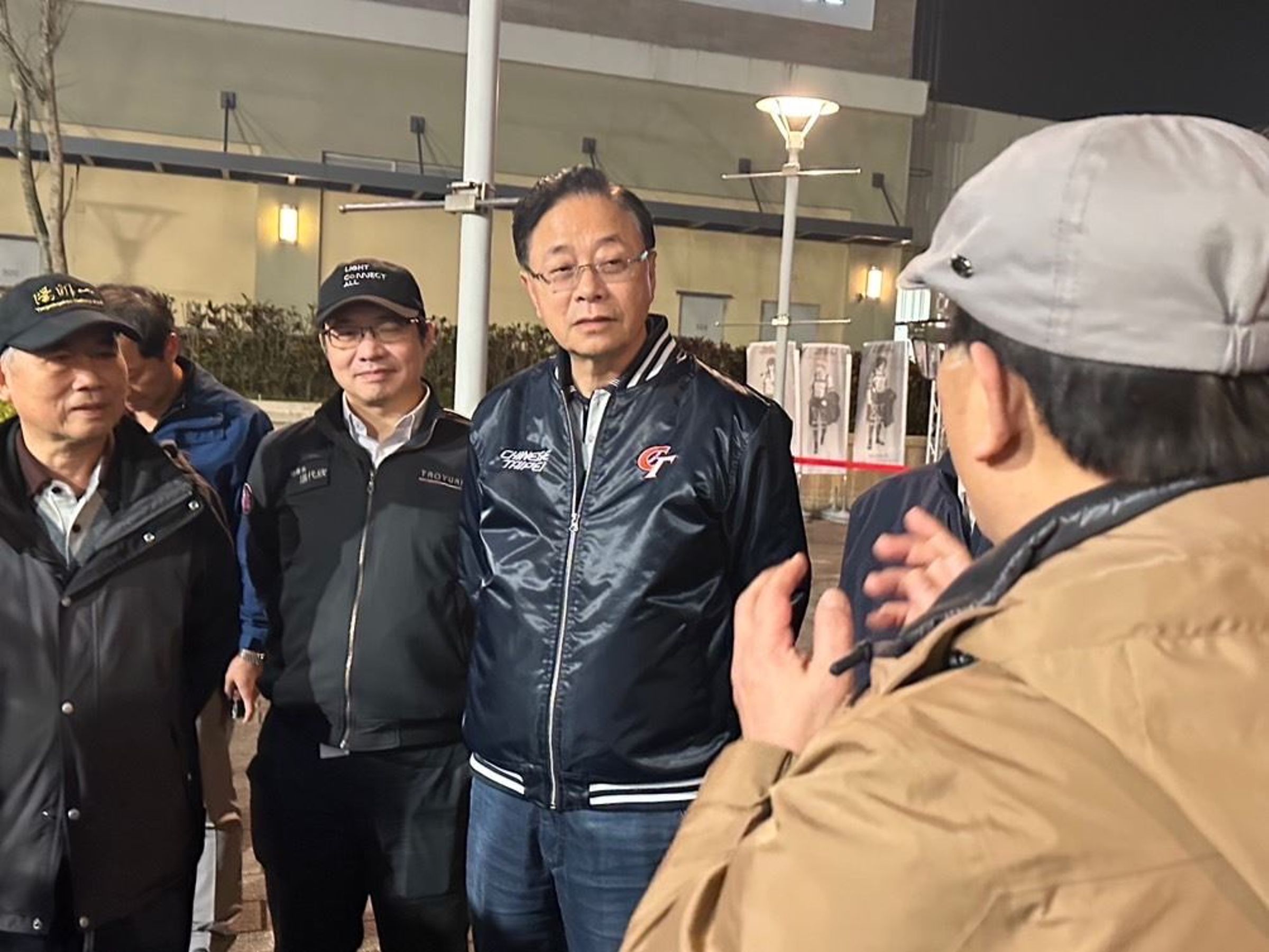 張善政16日晚間到桃園機捷視察輸運情形,肯定改善措施。(桃園市府提供)
