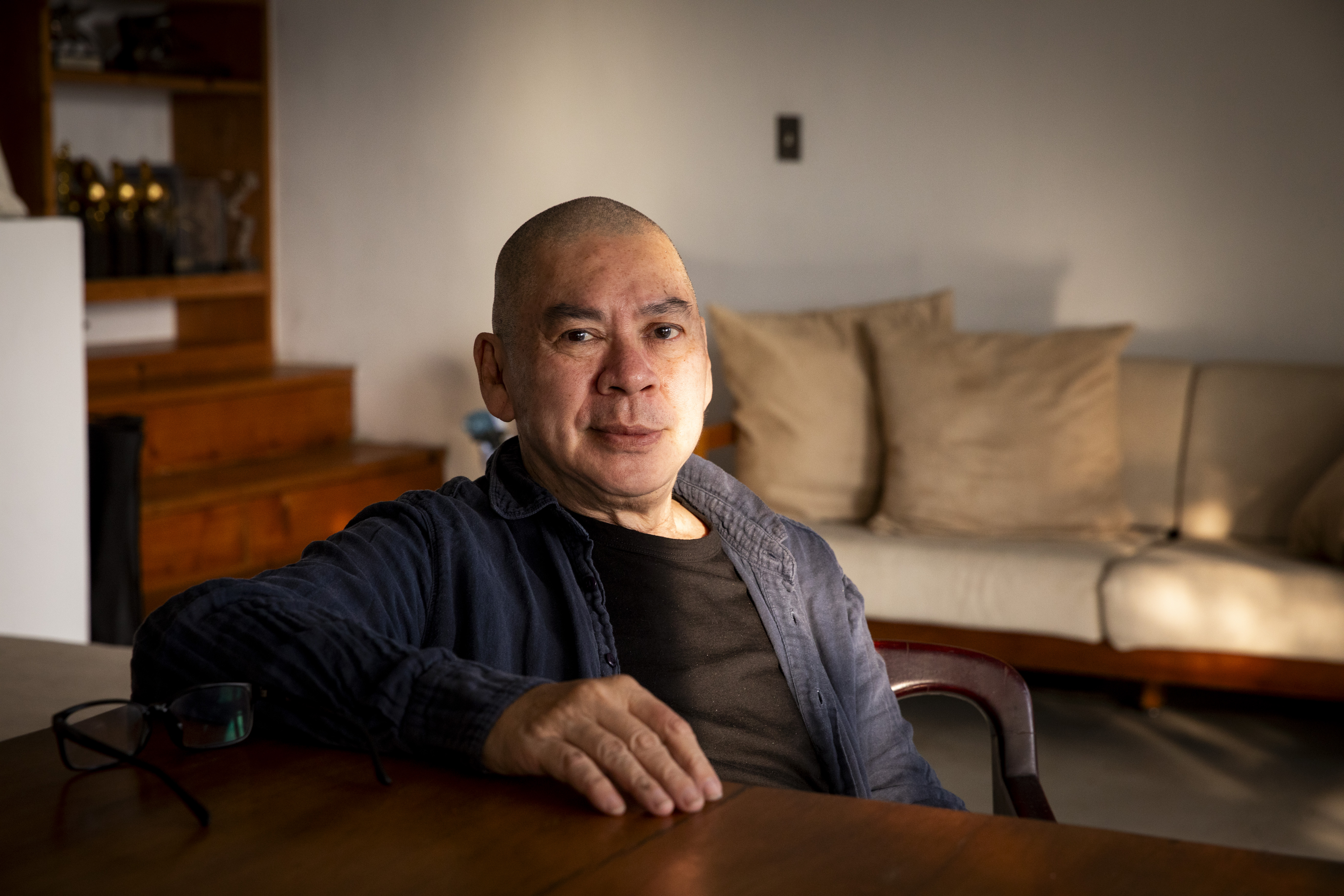 蔡明亮在家受訪那天,午後陽光斜射在臉上,顯得自在也幸福。