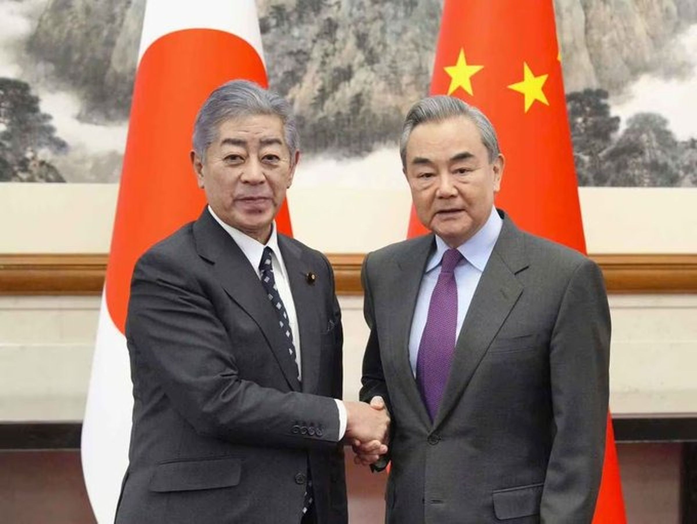 日本外相岩屋毅宣布,放寬中國人來日簽證!日網友批石破茂政權「舔共」。(翻自X平台)