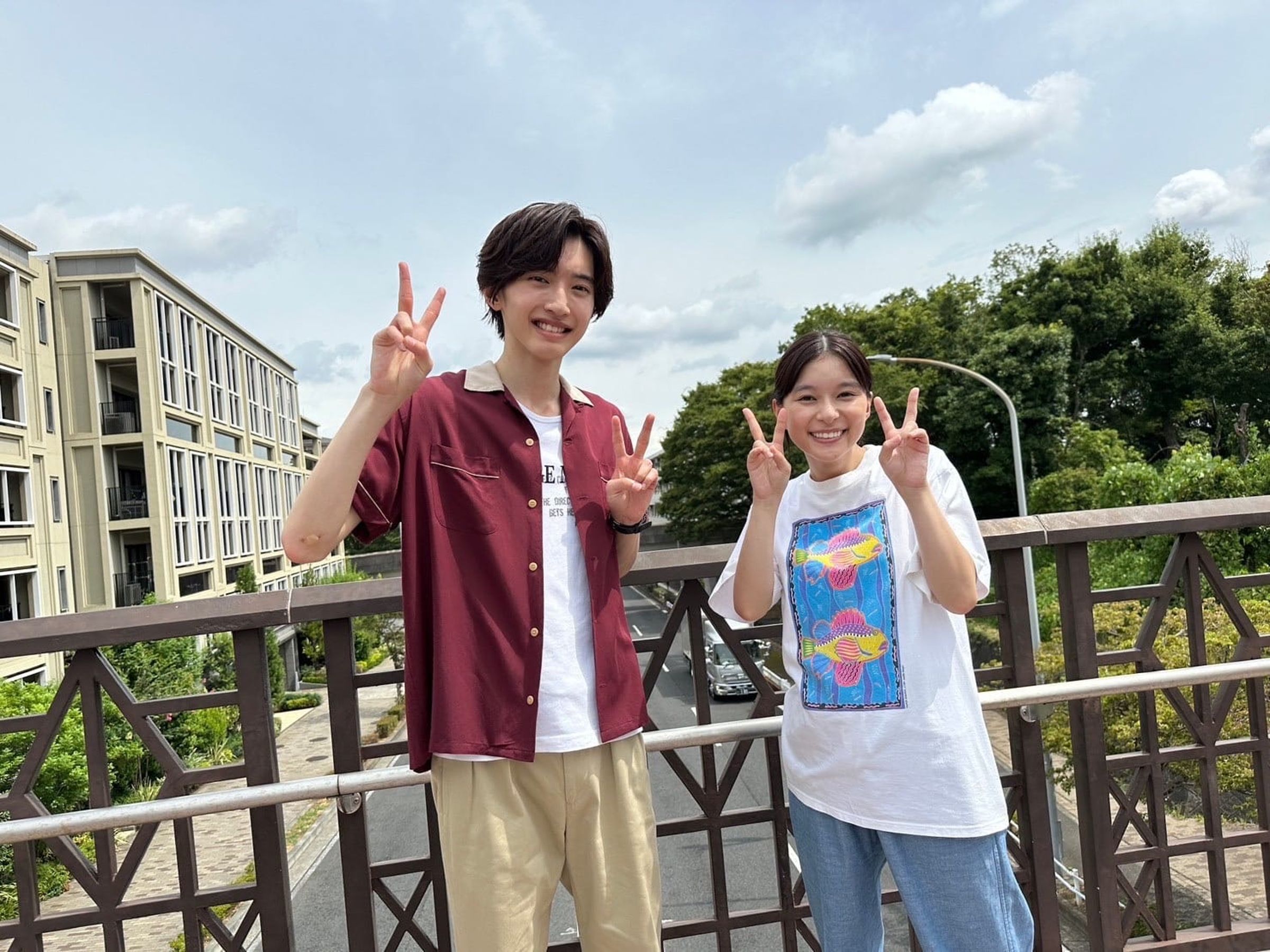 芳根京子前年曾與浪花男子道枝駿佑合作《粉紅色鉛筆》（戲劇官方X）