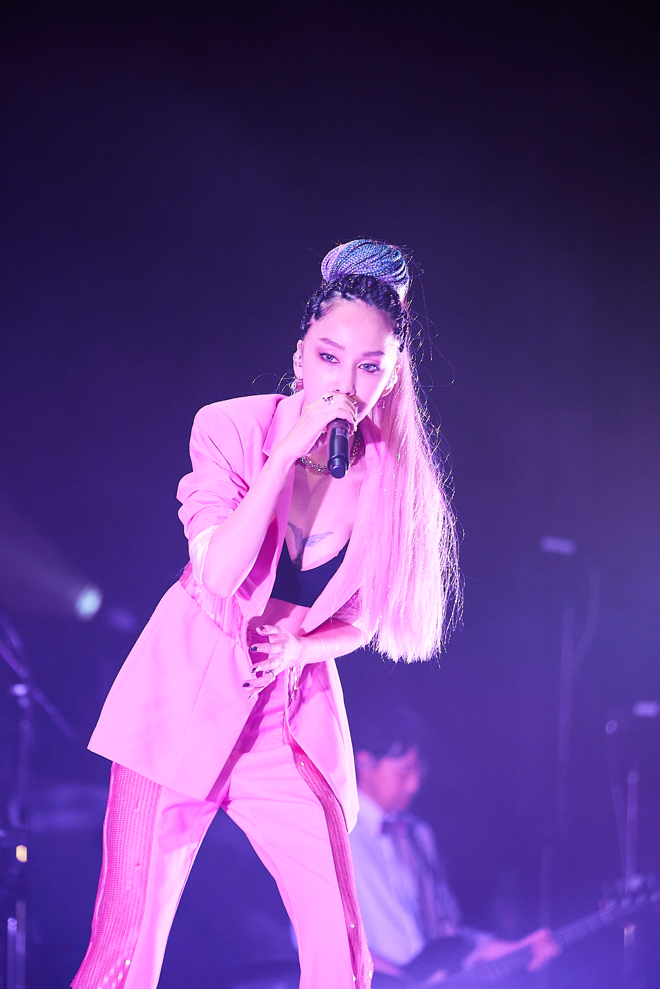 中島美嘉今年9月剛結束巡演,演唱會上帶來多套不同華麗造型。(翻攝自中島美嘉STAFF Twitter)