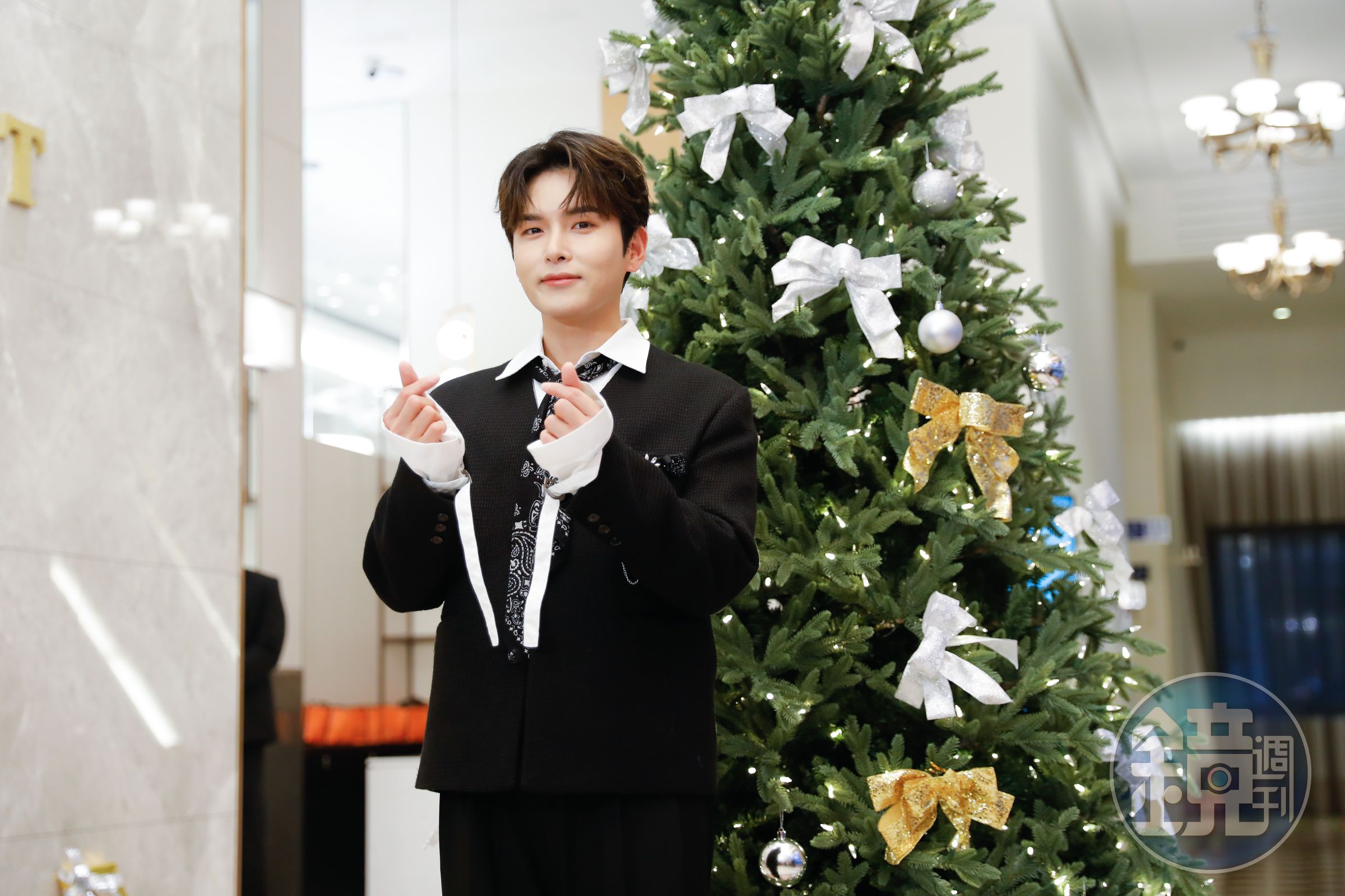 SUPER JUNIOR成員厲旭送飛吻祝台灣老婆,耶誕快樂。